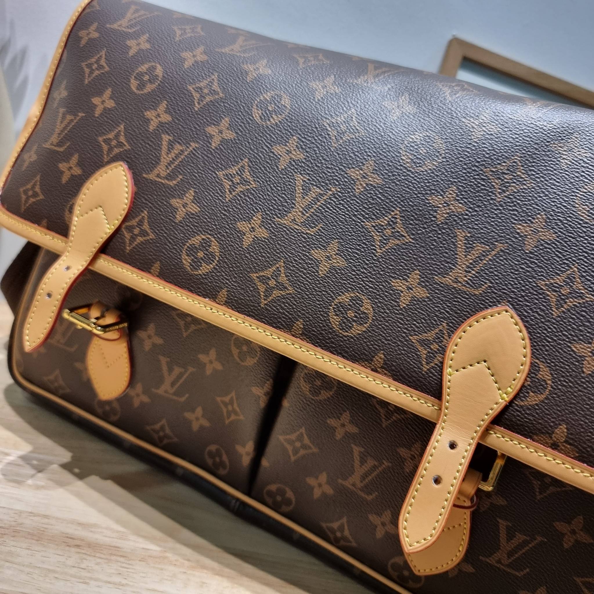 LV Vintage Monogram Sac Gibeciere GM messenger / LV GIBECIERE CROSSBODY BAG กระเป๋าสะพายข้างใบใหญ่ ทรงแมสเซนเจอร์ เอาใจหนุ่มๆ ดีไซน์วินเทจ ย้อนยุค คลาสสิคไม่มีเบื่อ วัสดุหนังแคนวาส ทนทาน