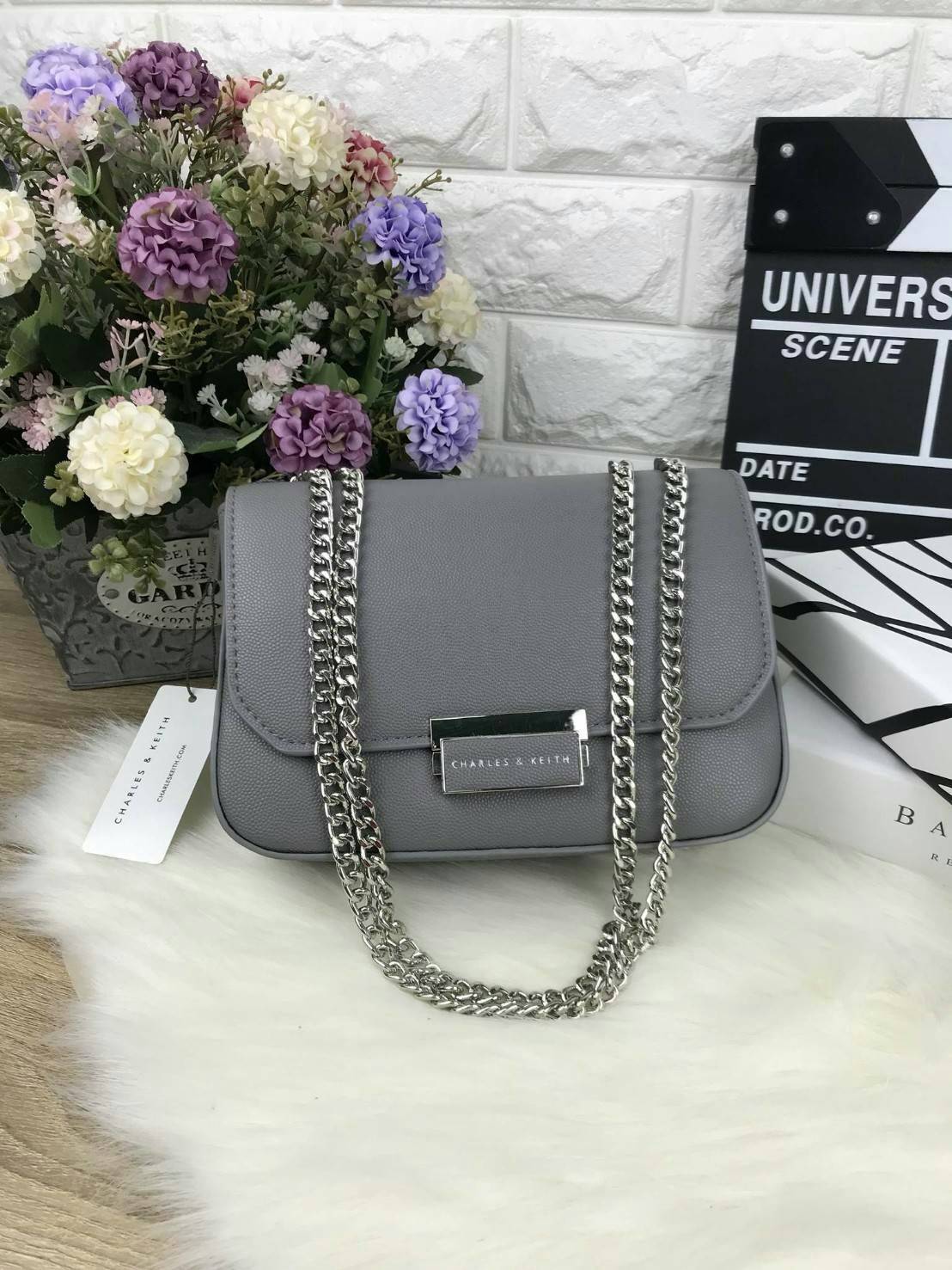 CHARLES & KEITH PUSH-LOCK CHAIN BAG กระสะพายใบเก๋ วัสดุหนังปั๊มลายคาร์เวียร์ เปิดปิดด้วยตัวล็อกที่ด้านหน้า ด้านในมีช่องซิป ช่องใส่บัตร สามารถใส่ iphone 7 plus ได้ รุ่นนี้จะสะพายแบบสายคู่/สายเดี่ยวก็ได้นะคะ สวยครบเครื่องเลยค่ะ