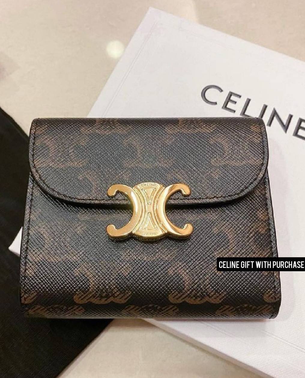 พรีเมี่ยมกิ๊ฟแท้ 100% 】CELINE SHORT WALLET VIP GIFT WITH PURCHASE (GWP) พรีเมี่ยมกิ๊ฟ Limited จาก CELINE HAUTE PARFUME DUTYFREE COUNTER วัสดุ Triomphe Canvas หนังสวยอยู่ทรงปั้มโลโก้