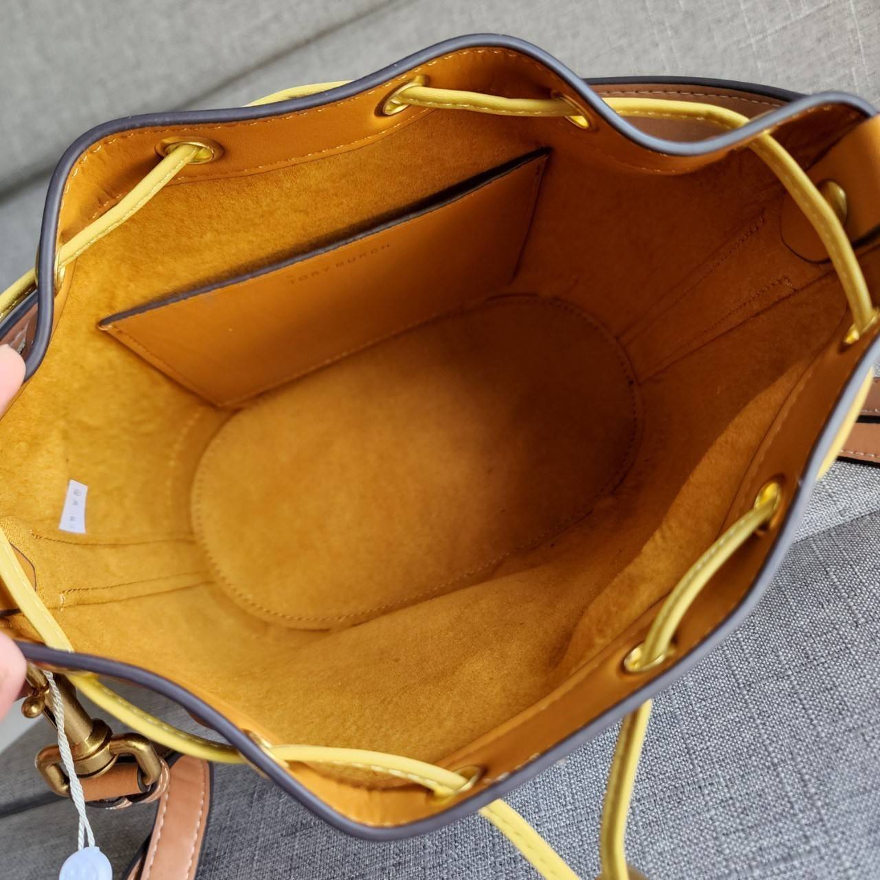 Tory Burch T Monogram Colorblock Bucket Bag กระเป๋าสะพาย ทรงบัคเกต รุ่นฮอต สไตล์ไหนเข้าได้ทุกลุค วัสดุ jacquard ตัดขอบหนังแท้ ภายในเป็นช่องโล่งกว้าง ใส่ของได้เยอะหยิบจับสะดวก มาพร้อมสายสะพายข้างหนังแท้ ถอดและปรับระดับได้สะพายชิวได้ทุกโอกาส