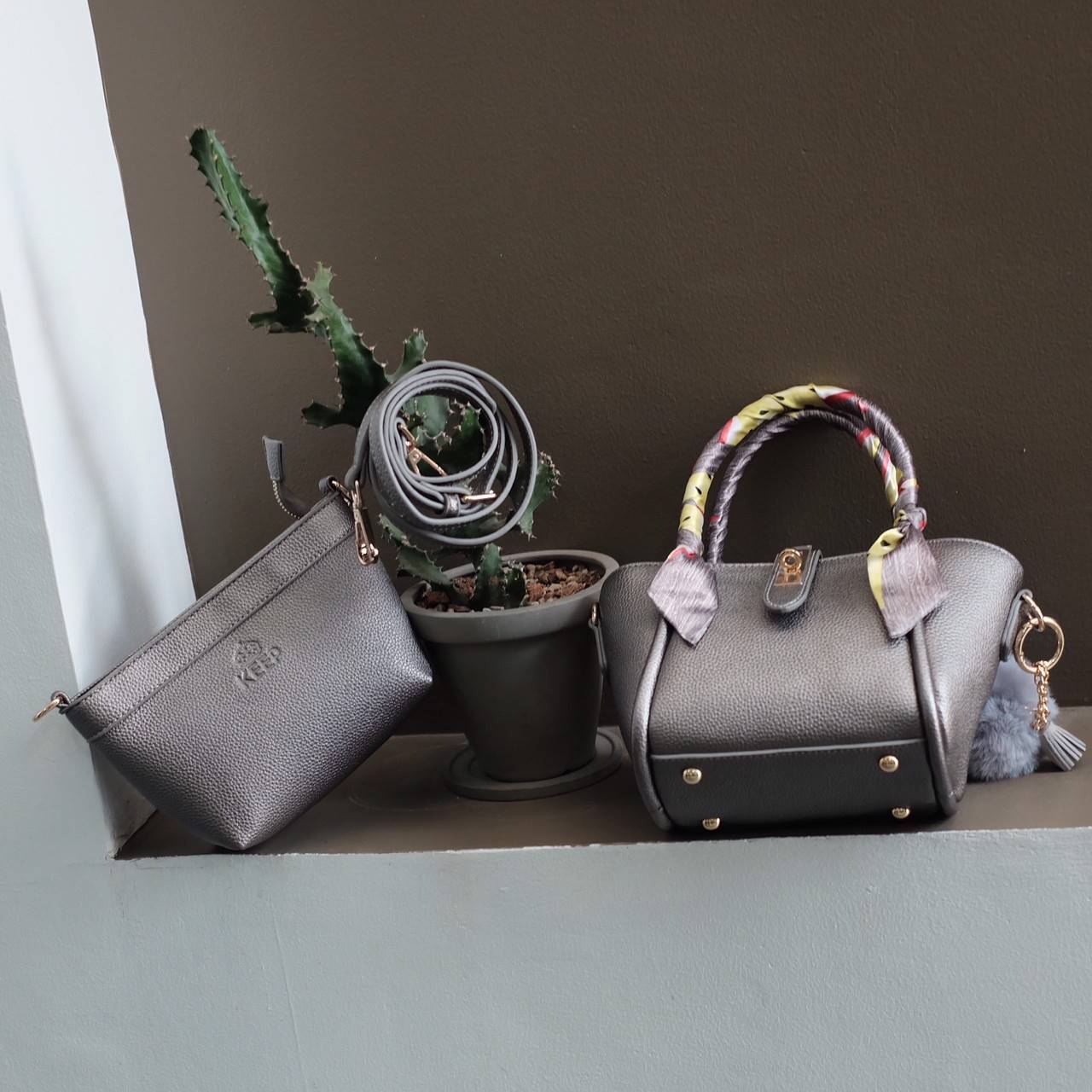 กระเป๋าทรงน่ารักๆ รับ Summer นี้เลยค่า KEEP ‘ Basket ‘ Handbag > ทรงน่ารัก (ราคานี้แถม ปอมๆ และผ้าพันหูกระเป๋าให้ 2 ผืน เข้า Set ) > มีใบเล็กด้านใน ให้อีก 1 ใบ สามารถเอาออกมาใช้สะพายได้ ( เหมือนซื้อ1ได้2 ) >น้ำหนักเบา ใบเล็กกะทัดรัด เหมาะกับ Summ