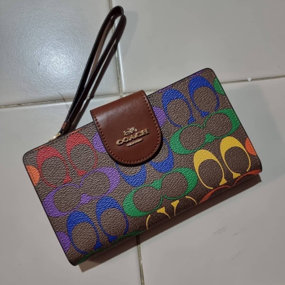 COACH C9944 TECH WALLET IN RAINBOW SIGNATURE CANVAS ดีไซน์ใหม่ คอลเลคชั่นสวยหรู กระเป๋าสตางค์พร้อมสายคล้องมือ ง่ายต่อชีวิตมากจ้า!! มันดี มันพร้อม มันสวยจริงจัง!! ใส่ได้ทั้งบัตร และโทรศัพท์ก็ใส่ได้ทุกรุ่น แถมยังมีช่องซิปแยกไปอีก ช่องเยอะไม่ต้องห่วงจริงๆ วั