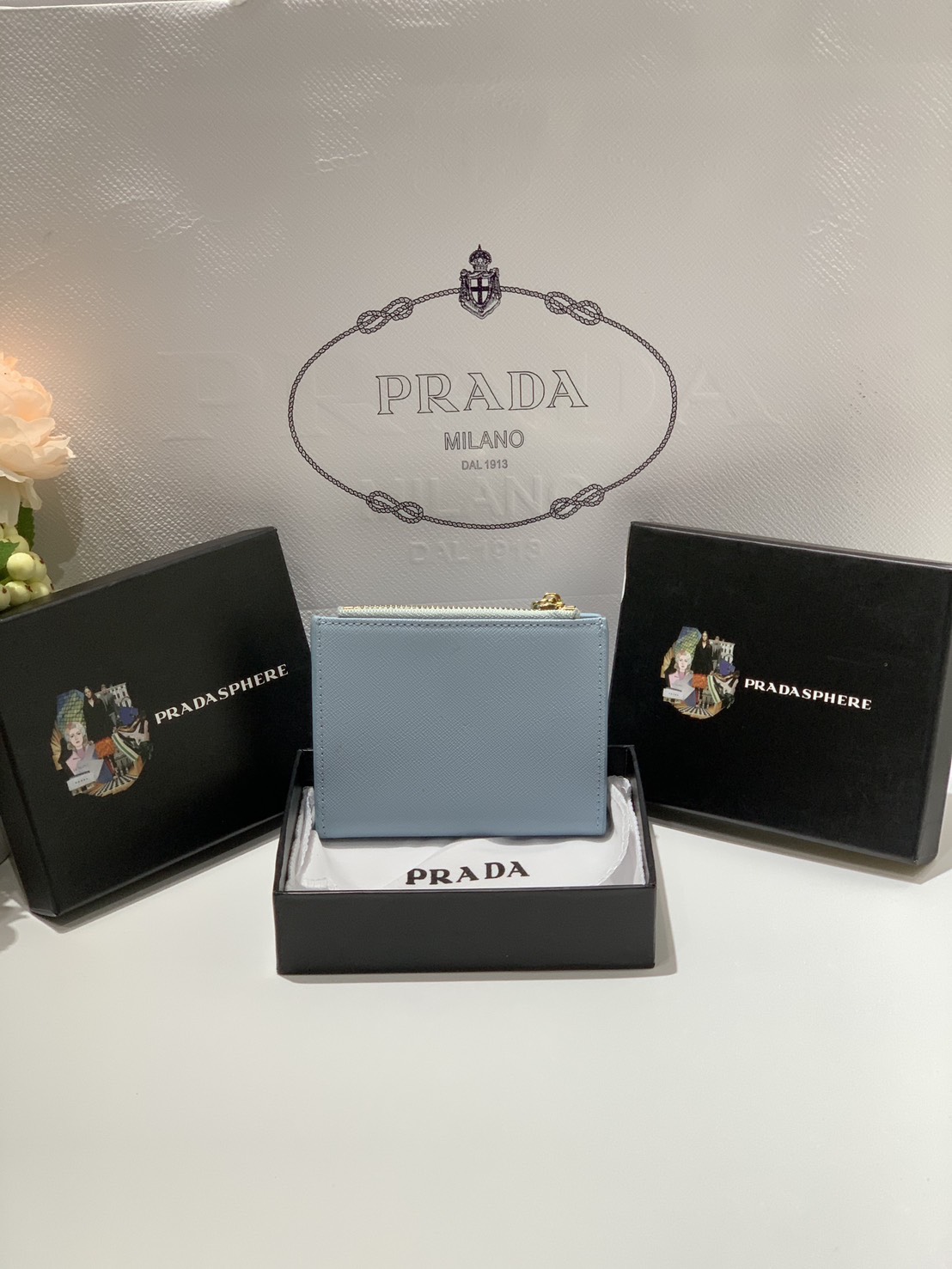 ORI หนังแท้ | Prada Wallet / Prada Small logo-plaque Saffiano Wallet กระเป๋าสตางค์ปราด้าใบกลาง เรียบหรู หนัง Saffiano เนื้อนุ่ม มีฟังก์ชันและสไตล์ให้เลือกด้วยช่องใส่บัตรหลายช่อง