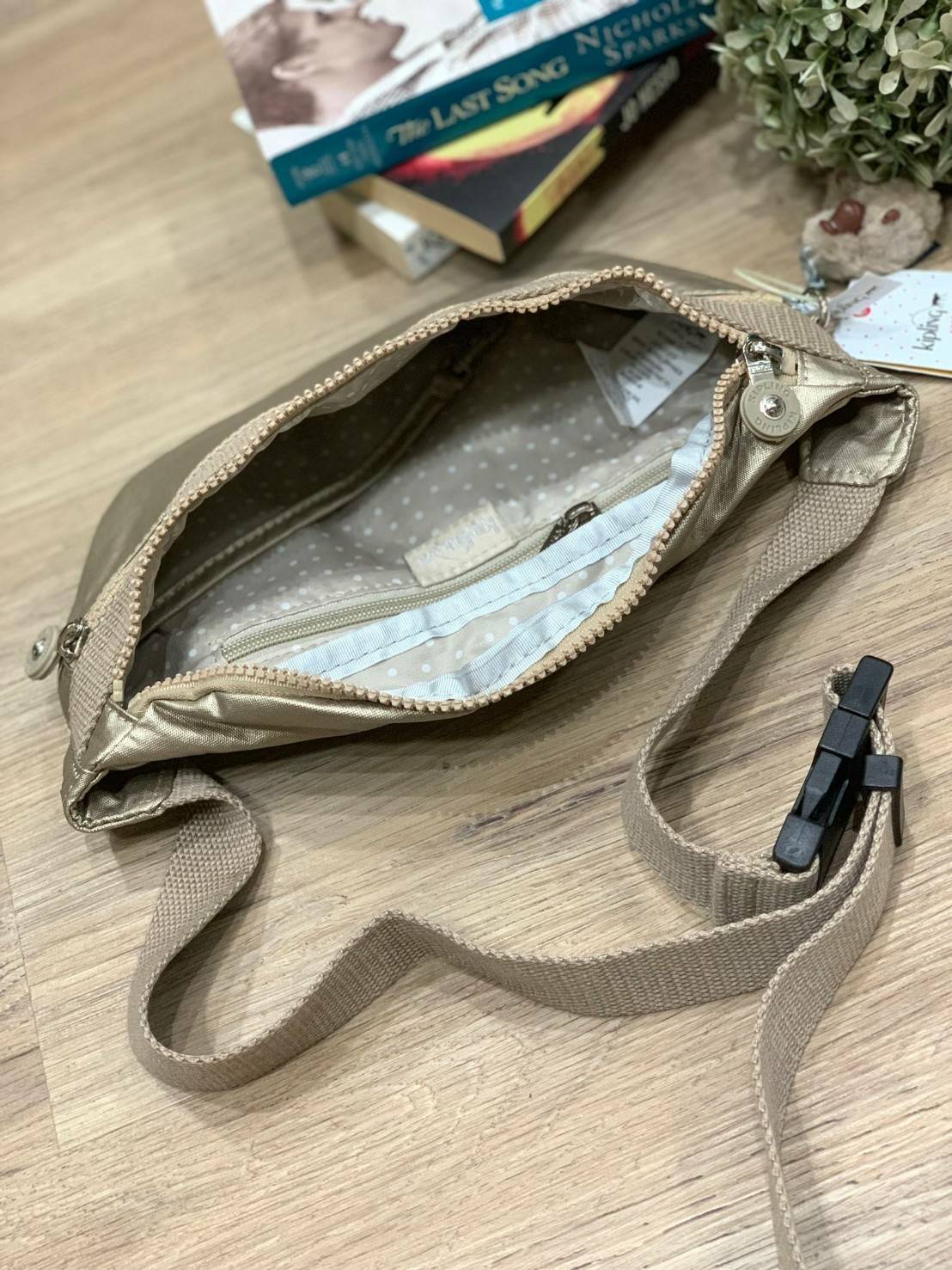 5สี Kipling WHISPER Basic Fanny Pack รุ่นใหม่ล่าสุดกับกระเป๋าทรงคาดอกหรือคาดเอวสุดชิค วัสดุpolyester100% น้ำหนักเบา มีช่องซิปใช้งานหลัก2ช่อง ใส่กระเป๋าสตางค์ทรงยาวได้ ขนาดกำลังดี สายสะพายปรับความยาวได้ฟรีไซส์ ประดับพวงกุญแจลิงน่ารัก สามารถถอดออกได้ มีรูปแ