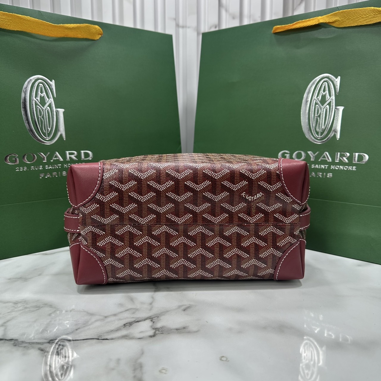 ORI หนังแท้ | Goyard Bowling 25 Toiletry Bag / Goyard Pouch กระเป๋าทรงพอช พร้อมสายถือจับถนัดมือใช้งานง่ายกะทัดรัด ตอบโจทย์ความเรียบง่ายแต่คลาสสิก ใช้ได้ทั้งชายหญิง หรูหรา ติดแกรมที่สุด เป็นรุ่นตามหา ที่ตอนนี้มีพร้อมส่งแล้วค่า