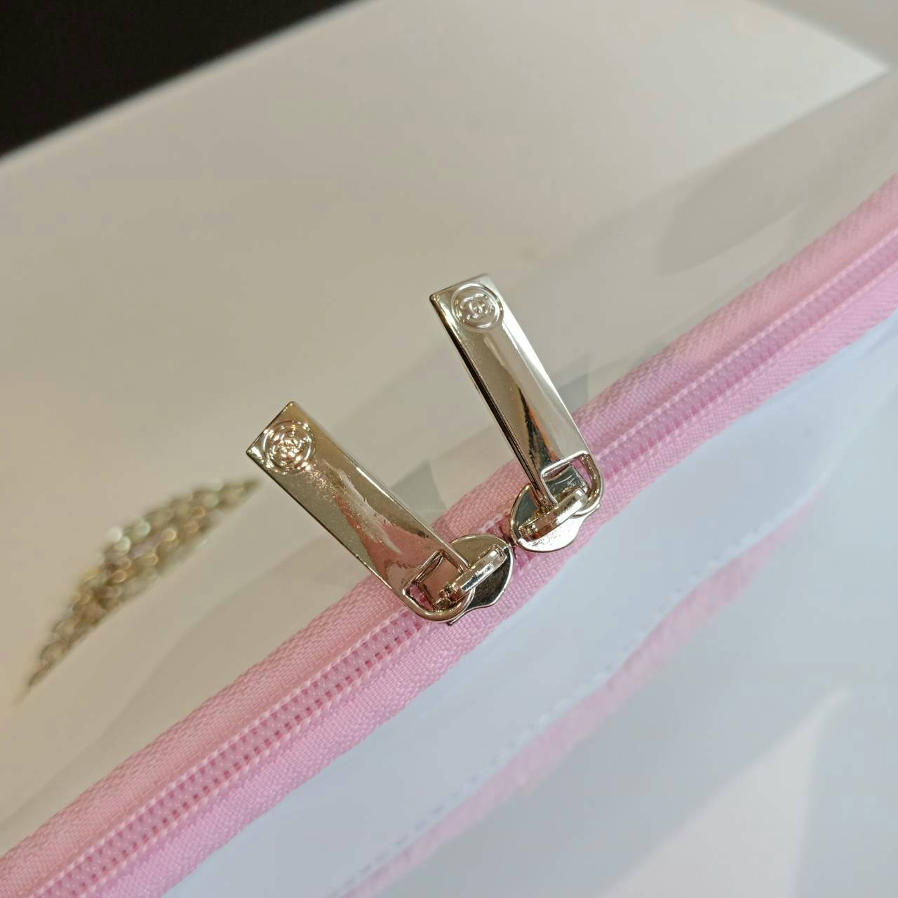 Chanel precision luxury leather clutch with chain จากงานพรีเมี่ยมกิ๊ฟ แบรนด์ดังหนังแก้วมันสวยหรู ด้านหน้า ตกแต่งโลโก้แบรนด์บนเฟอร์สีดำ สายโซ่ยาวสีดำสุดหรู สายถอดเก็บได้ ด้านในบุผ้ามันสีแดง ปั้มแบรนด์แท้ จุของได้เยอะ ใส่มือถือได้ทุกรุ่นไปอีกก จะสะพายหรือถื