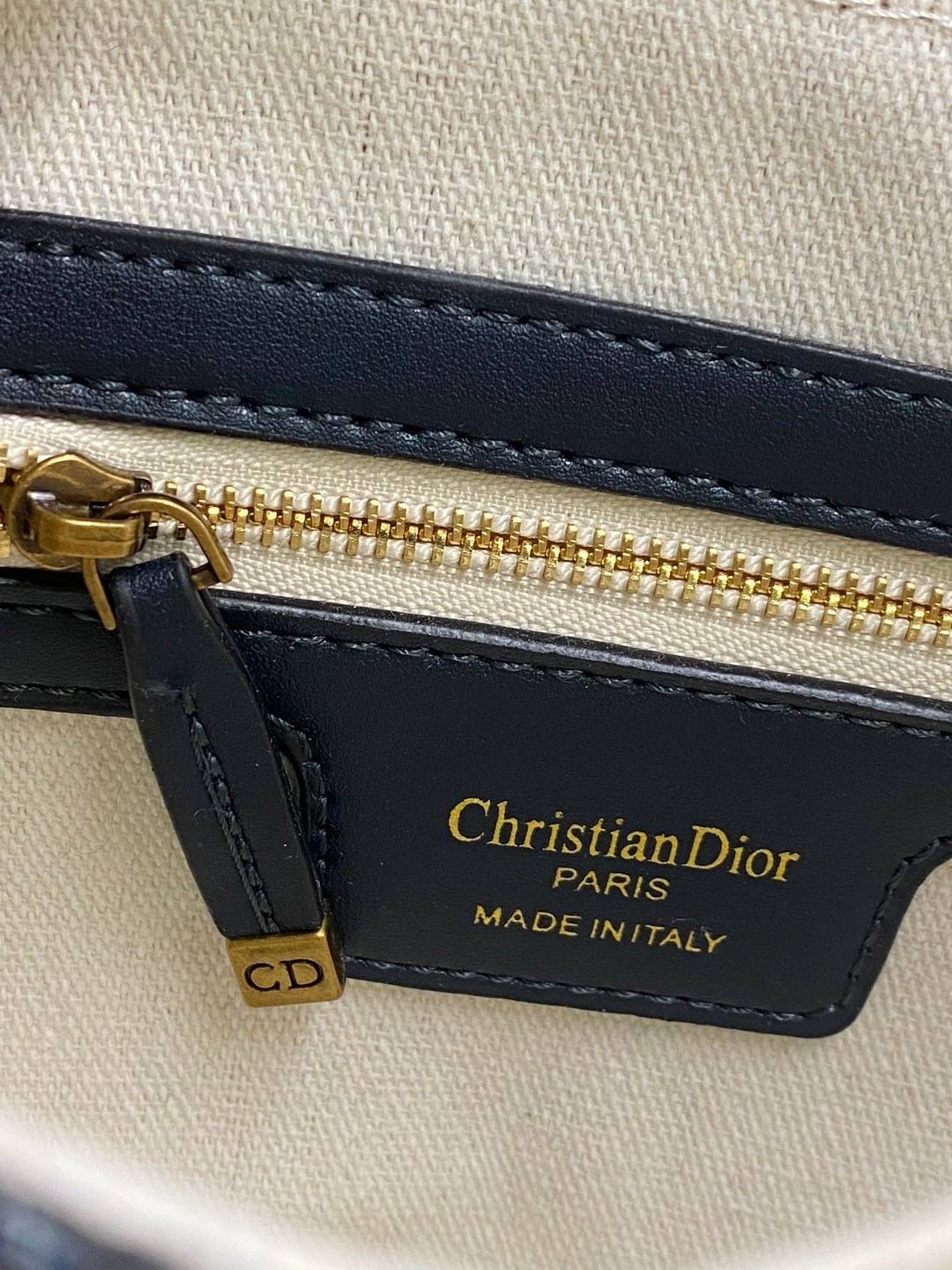 ORI หนังแท้ | DIOR Saddle bag with shoulder strap Oblique jacquard fabric in blue กระเป๋าถือ/สะพายทรงอานม้า รุ่นยอดนิยมที่มีเอกลักษณ์สวยงามเหนือกาลเวลา งานผ้าแจ็คการ์ด ลูกเล่นห้อยด้วยตัวอักษร D ตรงหูหิ้วมีกิมมิค CD สวยหรูดูแพง