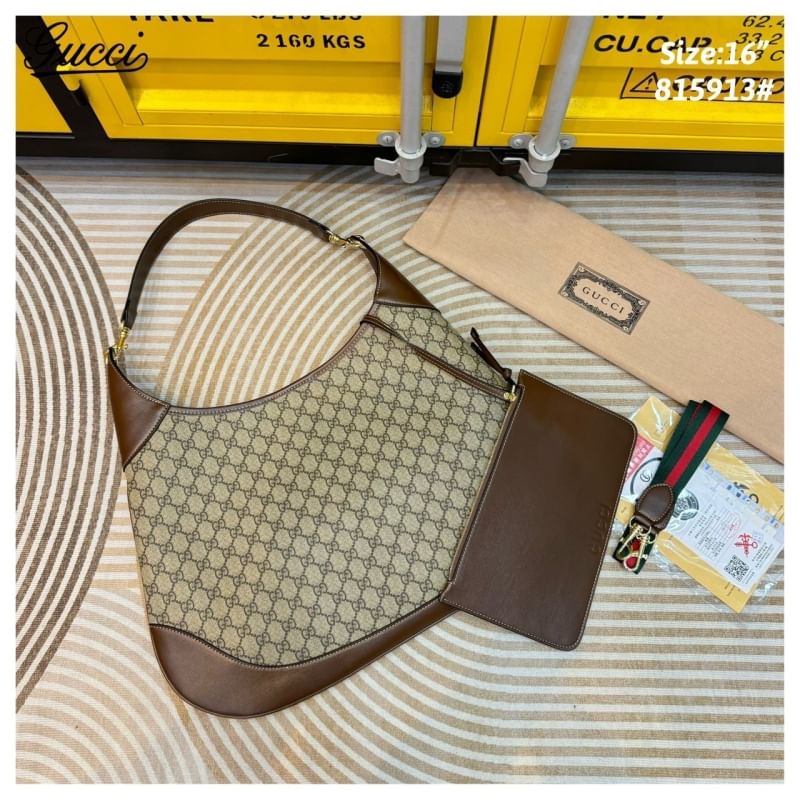 GUCCI B shoulder bag กระเป๋าสะพายไหล่รุ่นใหม่ล่าสุด ใบใหญ่จุของได้เยอะจุใจ เอาใจสายแบกแต่ยังคงความหรูมีสไตส์ในตัว ใช้ได้ทั้งชายหญิง ใบจริงสวยมาก คุ้มค่าที่สุด