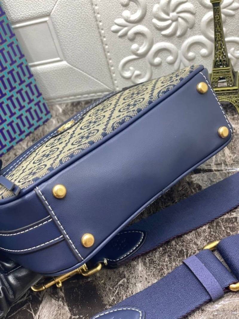 TORY BURCH T MONOGRAM JACQUARD CAMERA BAG การออกแบบที่เรียบง่าย แต่ยังคงความหรูหราเอาไว้ โดดเด่นด้วยลวดลาย T Monogram