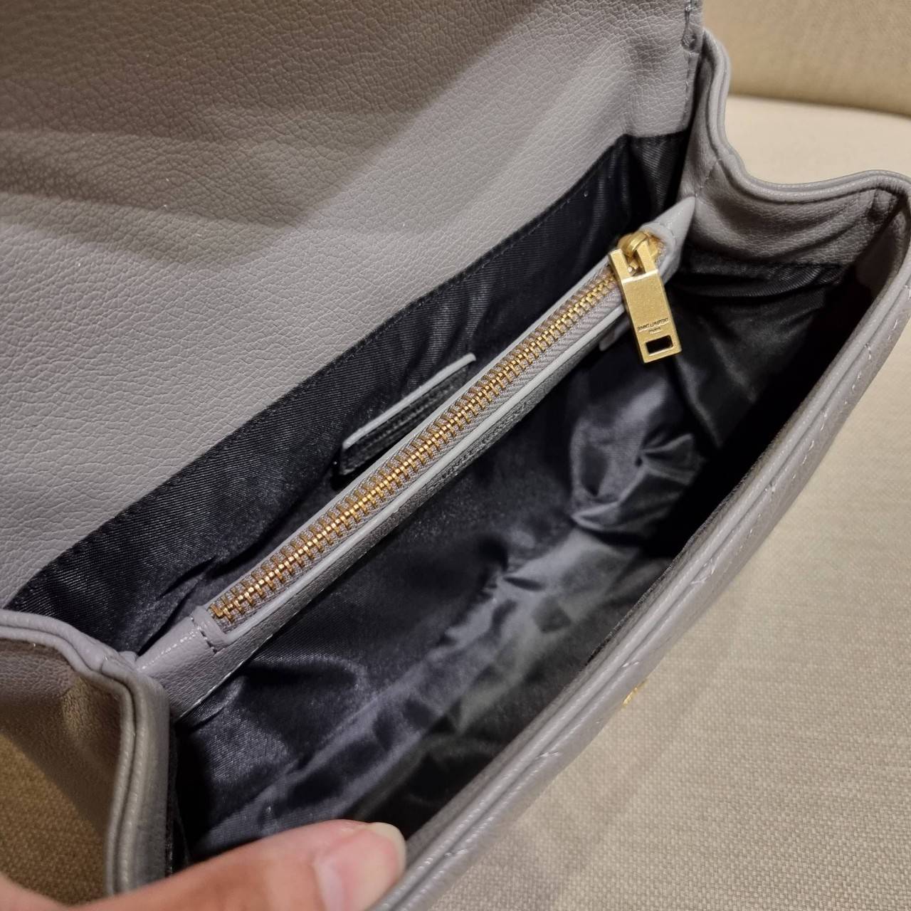 VIP 】หนังแท้ Yves Saint laurent crossbody boutique vip bag กระเป๋าสะพายไหล่ ดีไซน์ทรงสวยหรู พิเศษ แถมฟรี พวงกุญแจห้อยอะไหล่สีทอง ดูแพงไปหมดจริงๆไอเท็มนี้ วัสดุหนังสังเคราะห์ลายคาร์เวีย เปิด-ปิดด้วยกระดุมแม่เหล็ก ภายในโล่งกว้าง มาพร้อมหูจับในตัว และสายสะพา