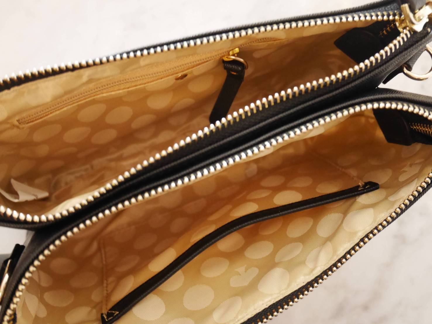 New in! Kate Spade 2 zips crossbody bagกระเป๋าสะพายครอสบอดี้ **ทรงน่ารัก เปิดปิดกระเป๋าด้วยซิป2ช่อง ด้านในมีช่องซิป อีกด้านมีช่องใส่ของ หนังนื่ม นุ่มมือ สายสะพายเลื่อนปรับระดับได้ สามารถใส่ กปต.ยาว (บางรุ่น) ได้พอดีน้าา บอกเลยว่า เริ่ดมากจริงๆ คุ้มค่าราคา