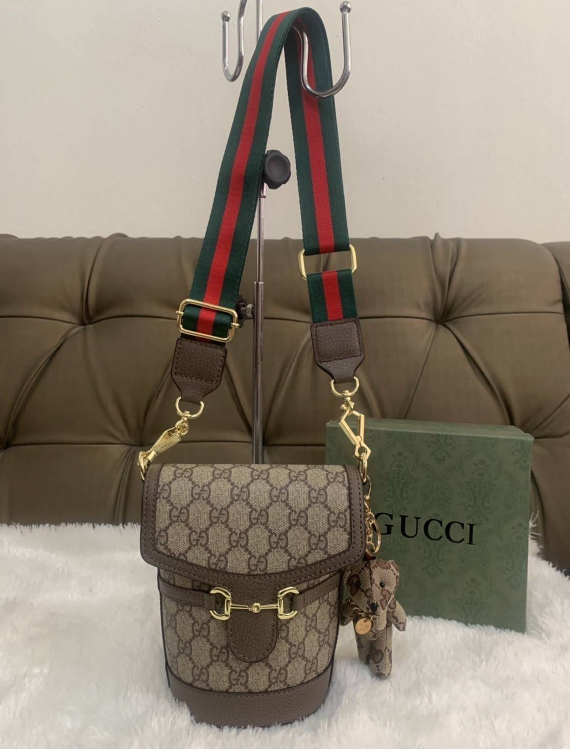กระเป๋าสะพาย กระเป๋าใส่โทรศัพท์ งานแฟชั่นคลาสสิก Gucci Gag VIP GIFT WITH PURCHASE (GWP) พรีเมี่ยมกิ้ฟ Limited Edition รูปทรงถัง วัสดุcalfskin อะไหล่ทอง ลวดลายชิกเนเจอร์ โมโนแกรม GG เพิ่มความน่ารักด้วยพวงกุญแจเข้าชุดตุ๊กตาห้อยข้าง น่ารักมากมาย มาพร้อมสายสะ