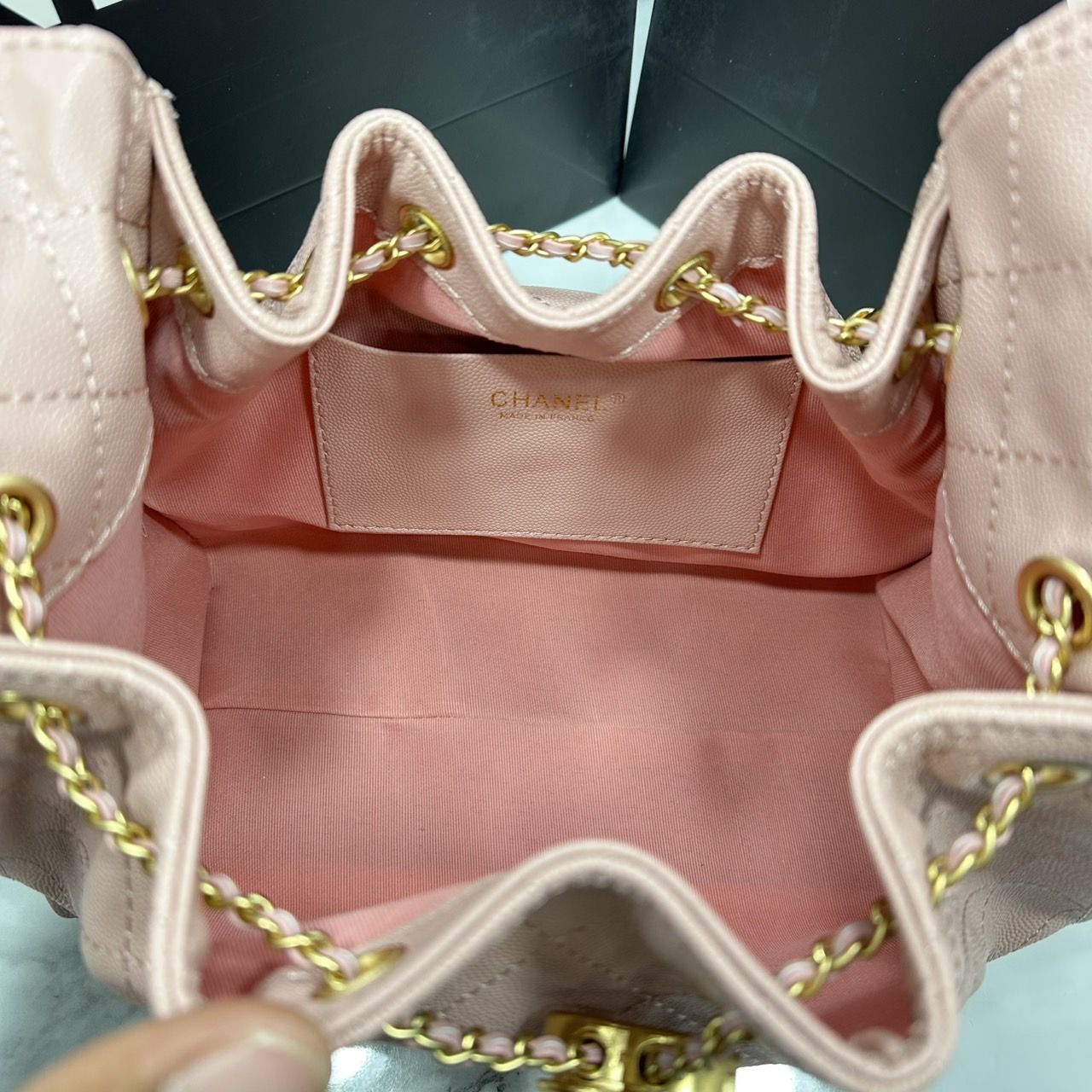 ORI หนังแท้ | 25cm CHANEL 25 Small Handbag Spring-Summer 2025 กระเป๋าสะพายรุ่นใหม่สุดฮอตแห่งปี หนังแท้ลายเกรน ที่สุดแห่งความไอคอนิก มาพร้อมใบเล็ก อะไหล่สีทองสวยหรู