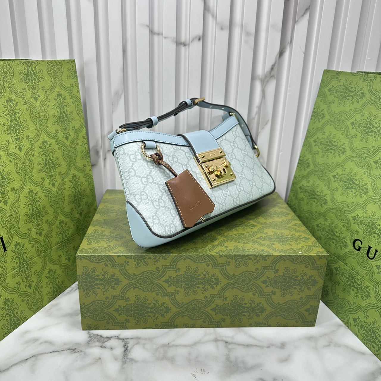 ORI หนังแท้ | GUCCI Padlock Small Shoulder Bag กระเป๋าสะพายทรงสวยวินเทจดีไซน์ไม่ซ้ำใคร หรูล้ำผู้ดี หนังแคนวาสพิมพ์ลายคมชัด ปากกระเป๋ามีแถบหนังคาดและอะไหล่กดล็อค