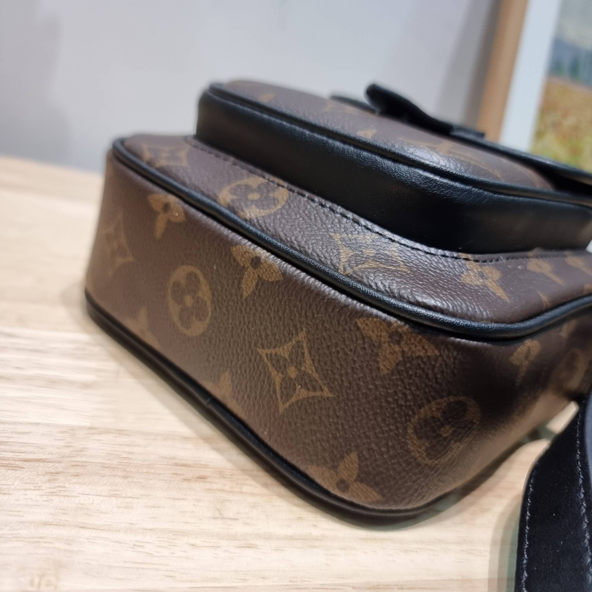 LV CHRISTOPHER กระเป๋าสะพายรูปทรงสปอร์ตสุดชิค LV crossbody wallet bag ใหม่ล่าสุด ได้ชิคๆเท่ๆก่อนใคร ไม่ต้องรอพรีฯ กับกระเป๋าสะพายข้างสำหรับหนุ่มๆ งานหรู ราคาดี วัสดุหนังแคนวาสคุณภาพดี ดีไซน์กะทัดรัด คล่องตัวแบบทูอินวันไปเลย เพราะใช้แทนกระเป๋าสตางค์ก็ได้ ส
