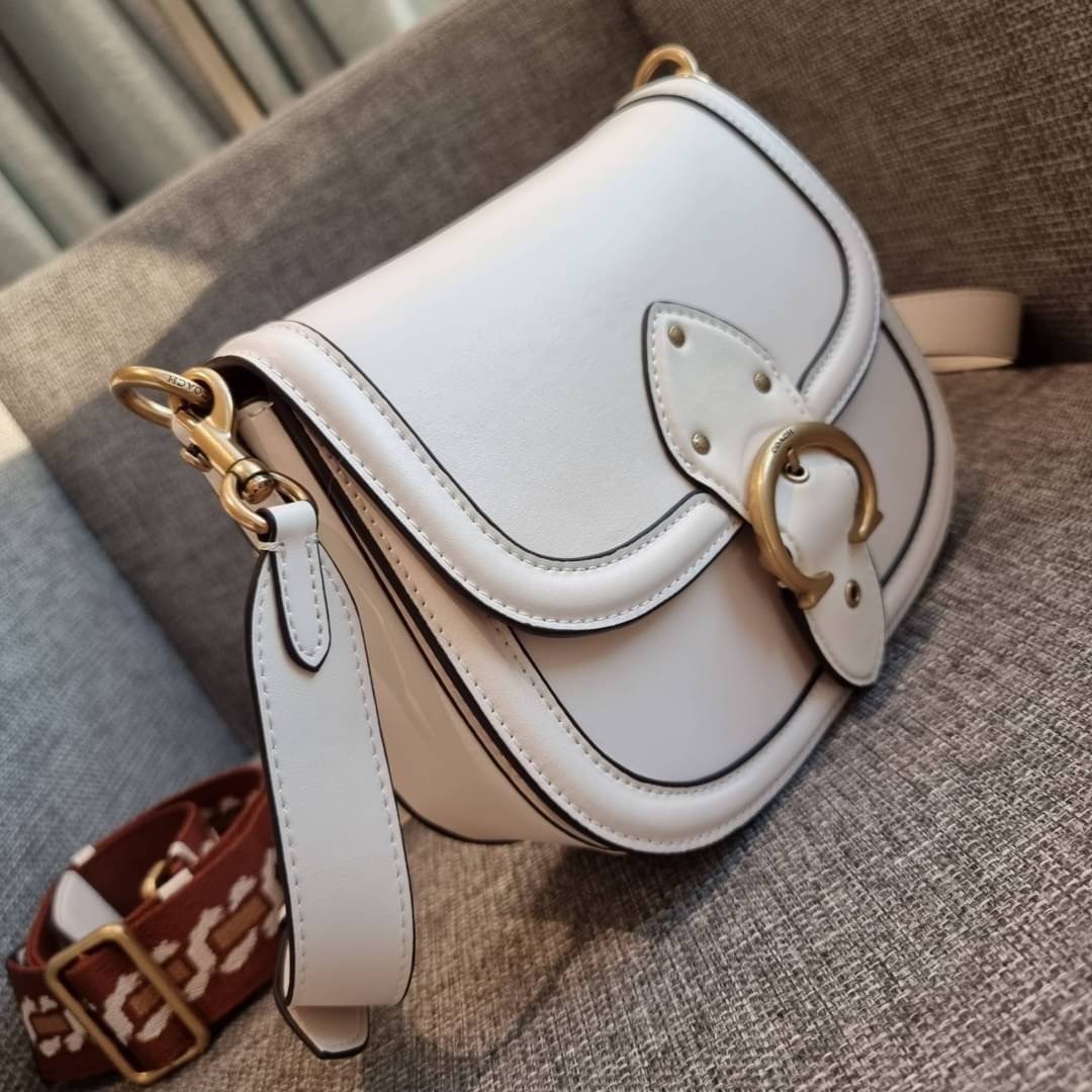 COACH C0749 BEAT SADDLE BAG The best item! ที่สาวๆรอคอย! ฮอตไฟลุก! สีหายาก ละมุนคุณหนู คอลเลคชั่นใหม่ ดีไซน์หรูหรา พิเศษมากๆมาพร้อมสายสะพาย 2 เส้น ใช้คู่กันหรือแยกสะพายก็สวยครบสูตร กระเป๋าสะพายทรง saddle คลาสสิค วัสดุหนัง glove-tanned ทนทาน เปิด-ปิดด้วยกร