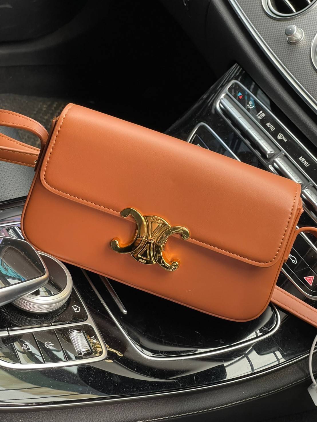 VIP 】CELINE TRIOMPHE SHOULDER BAG IN TRIOMPHE อีกหนึ่งผลงานการออกแบบของ Hedi Slimane ที่ได้ดึงเอาเอกลักษณ์ต่าง ๆ ของ CELINE ออกมาและทำการตีความหมายใหม่จนได้กระเป๋าเรียบหรูและดูทันสมัย ให้คุณเลือกสะพายในชีวิตประจำวันเข้ากับการแต่งตัวสบาย ๆ หรือจะสะพายออกงา