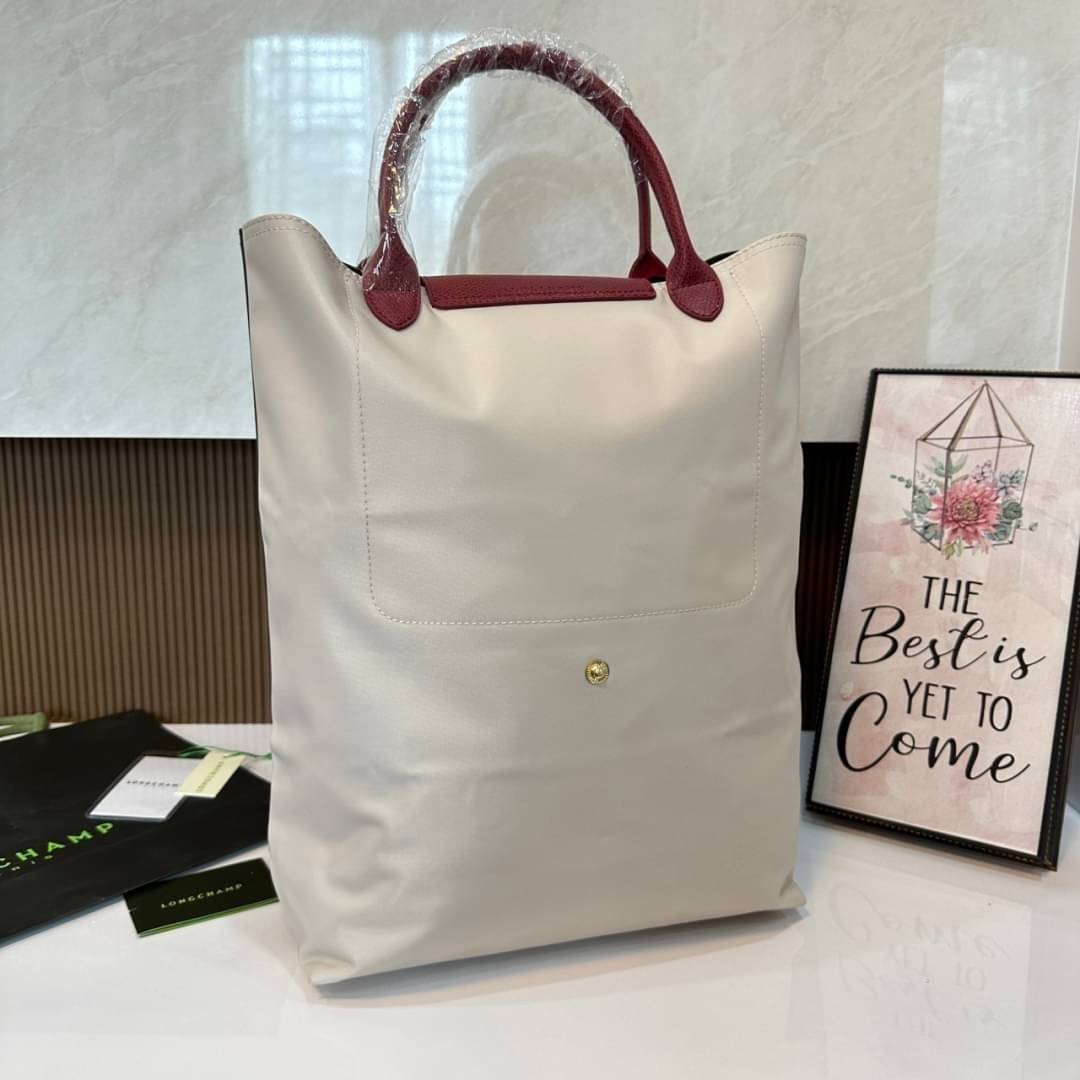LONGCHAMP LE PLIAGE RE-PLAY TOP HANDLE BAG สินค้ารุ่นลิมิเต็ด collection สุดปัง ซื้อใบเดียวเหมือนได้2 ใบ กระเป๋าสะพายแนวตั้งที่กว้างขวาง มีเอกลักษณ์เฉพาะตัวแต่มีดีไซน์ที่น่าดึงดูด