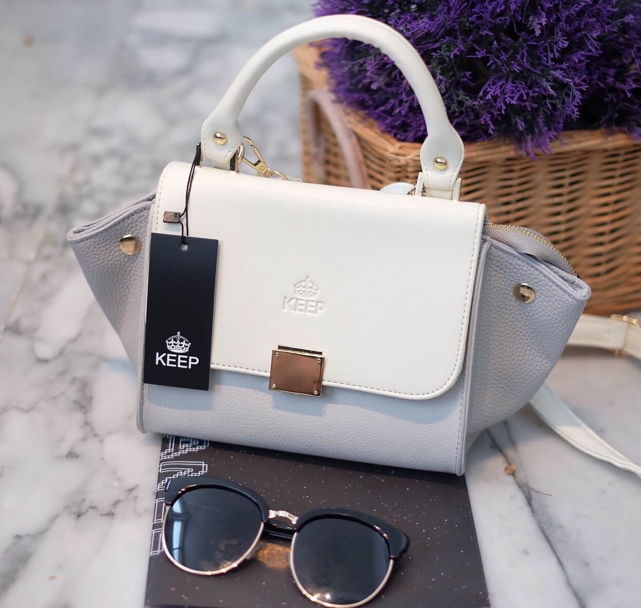 Best Seller !! ทรงที่ขายดีที่สุด #2in1 กระเป๋า KEEP mini office handbag ทรงสวย ทันสมัย -ปรับใช้ได้ถึงสองทรงคะ เก็บด้านข้างกระเป๋าได้ -ใช้หนังแกะสังเคราะห์ เนื้อดีมาก -ขนาดกะทัดรัด น้ำหนักเบา -ภายใน 2 ช่องซิป และช่องเก็บมือถือ แยกเก็บ-ของเป็นระเบียบมากๆคะ