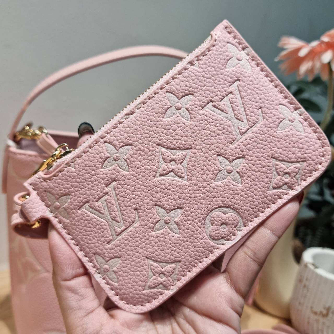 LV All In BB Bag กระเป๋าทรงบัคเก็ตที่มาแรงมากๆตอนนี้ พร้อมสีใหม่ต้อนรับวาเลนไทน์ รูปทรงคลาสสิคสะดวกใช้ ดีไซน์ลูกเล่นสนุกๆ ปรับเปลี่ยนรูปทรงกระเป๋าได้ไม่น่าเบื่อ ด้านข้างตกแต่งพวงหนังห้อยพร้อมกุญแจ