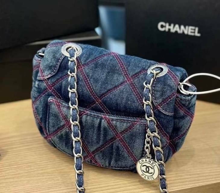 CHANEL 2022 COCO BEACH Denim Saddle bag / CHANEL Mini Flap Bag Denim Pearl Silver งานเดนิมน่ารักๆแบบเท่ๆ ไปเลยค่า พร้อมส่งที่ไทย จำนวนจำกัด สินค้าต้องมีติดตัวเลยค่าา! กระเป๋าคล้องไหล่หรือสามารถสะพายแบบครอสบอดี้ร์ได้ วัสดุเดนิมทั้งใบ สายสะพายแบบโซ่สวยงาม ข