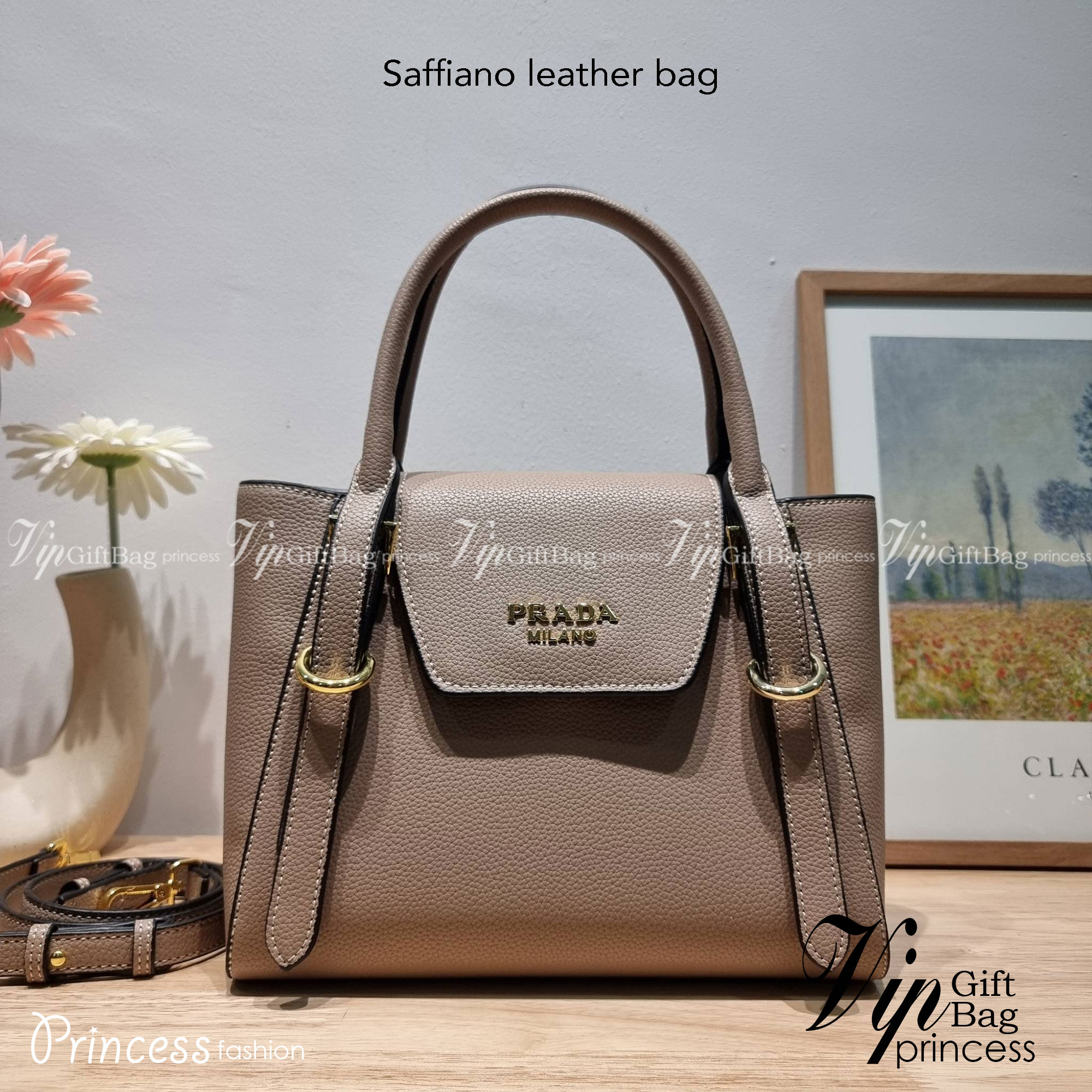 PRADA Saffiano leather bag / Prada leather bag กระเป๋าถือ/สะพายล่าสุด ที่ดีไซน์เรียบหรู สวยคมชัด เต็มไปด้วยดีเทลน่าใช้ สายคล้องไหล่ที่สามารถถอดออกได้