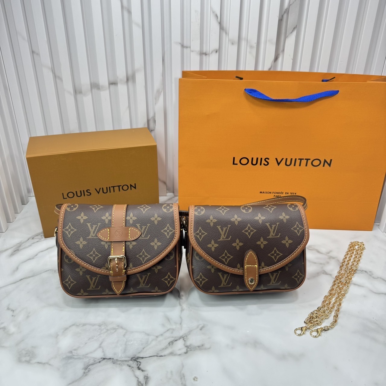 ORI หนังแท้ | Lv Marilyn White Multicolor Monogram Canvas Shoulder Bag สุดคุ้มกับกระเป๋าดีไซน์ใหม่ จัดคู่ดูโอ้ ได้ 2 ใบในราเดียว ปรับใช้งานได้ทั้งคาดเอวหรือสะพายได้ มาพร้อมสายสะพาย 2 แบบ ทั้งสายหนังและสายโซ่ คุ้มยิ่งกว่าอะไรทั้งหมดเลยค่า