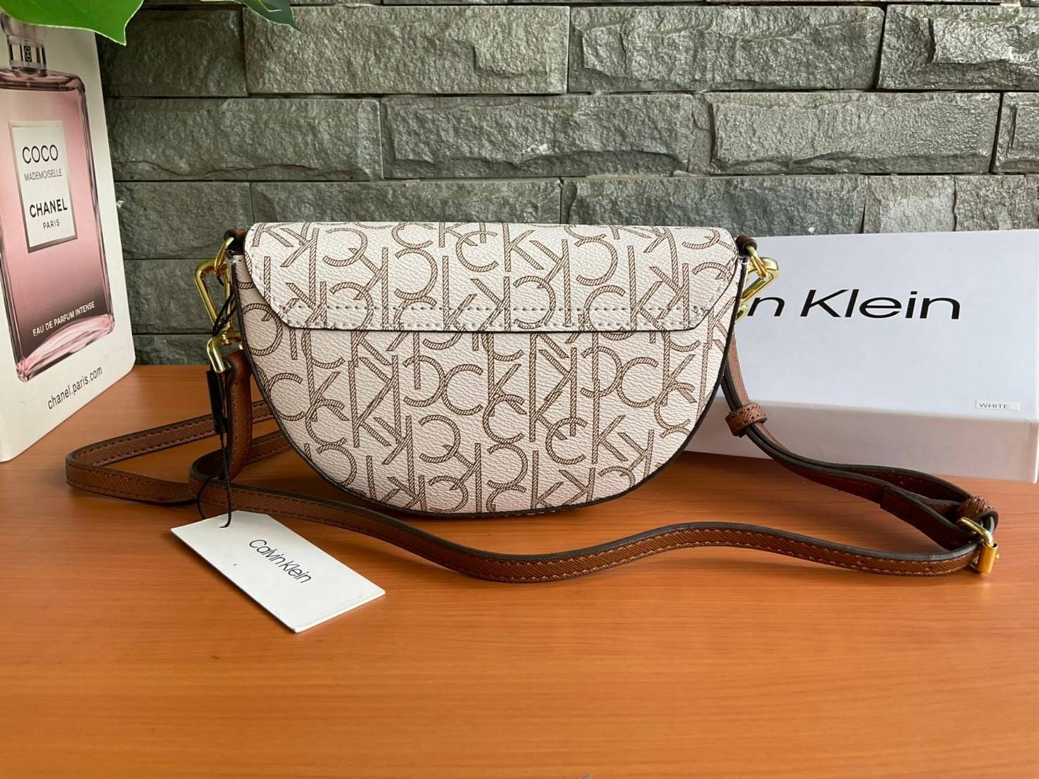 ของแท้ 💯% Calvin Klein Monogram Crossbody Bag กระเป๋าสะพายทรงครอสบอดี้ กระเป๋าคลัทช์ ทรงครึ่งวงกลม ขนาดน่ารัก ลายโมโนแกรมรอบใบ