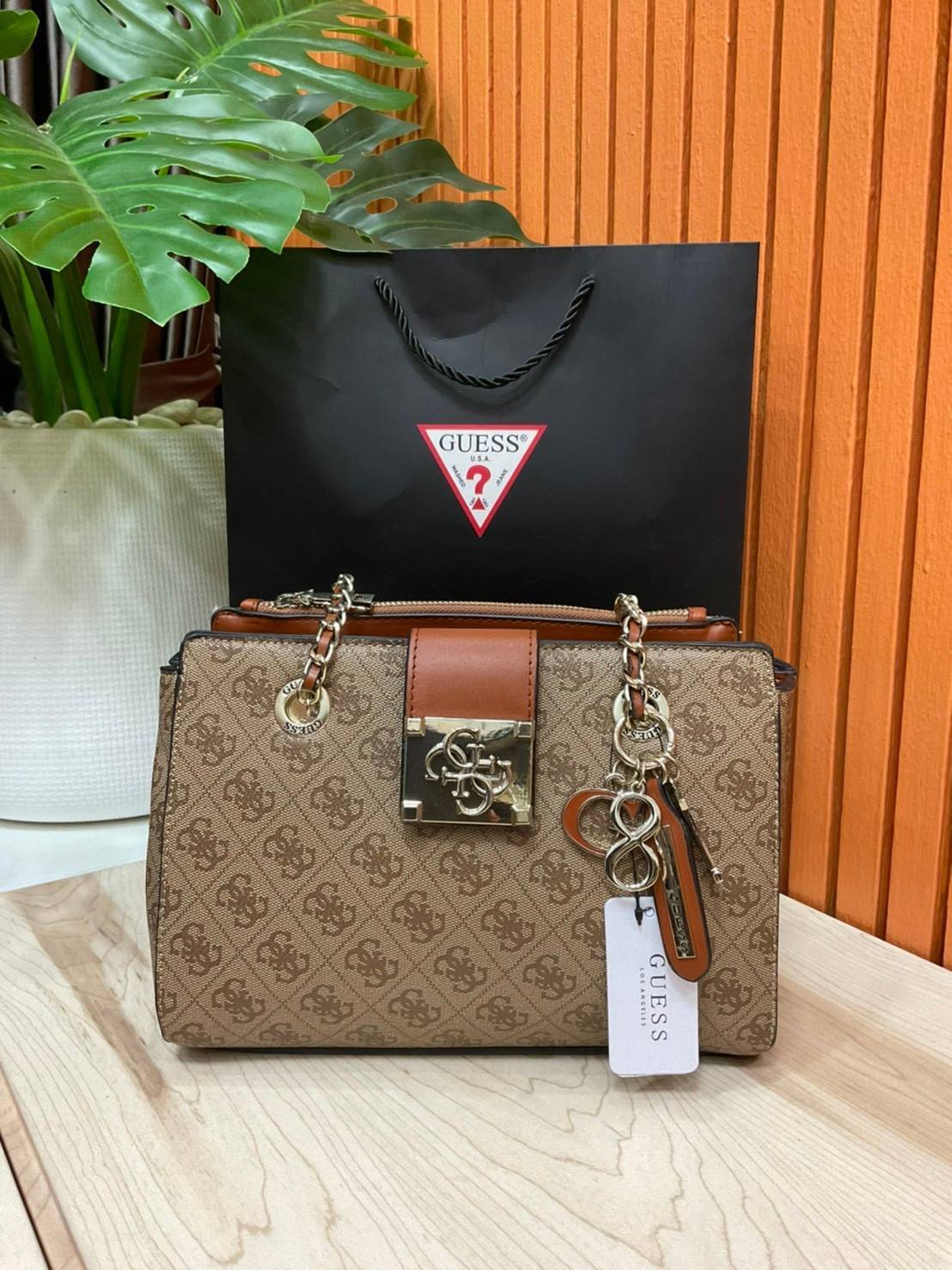 กระเป๋าสะพายไหล่ Guess Logo City Small Society Satchel กระเป๋าสะพายไหล่ ขนาดกำลังดี วัสดุ pu สวยอยู่ทรง มาพร้อมพวงกุญแจน่ารักๆ ถอดออกได้ ด้านหน้าประดับโลโก้แบรนด์ เปิดปิดด้วยซิป มี 2 ช่องหลักใช้งาน ภายในช่องซิปหน้าแยกเป็นสัดส่วนการใช้งาน ซิปช่อง 2 โล่งกว้