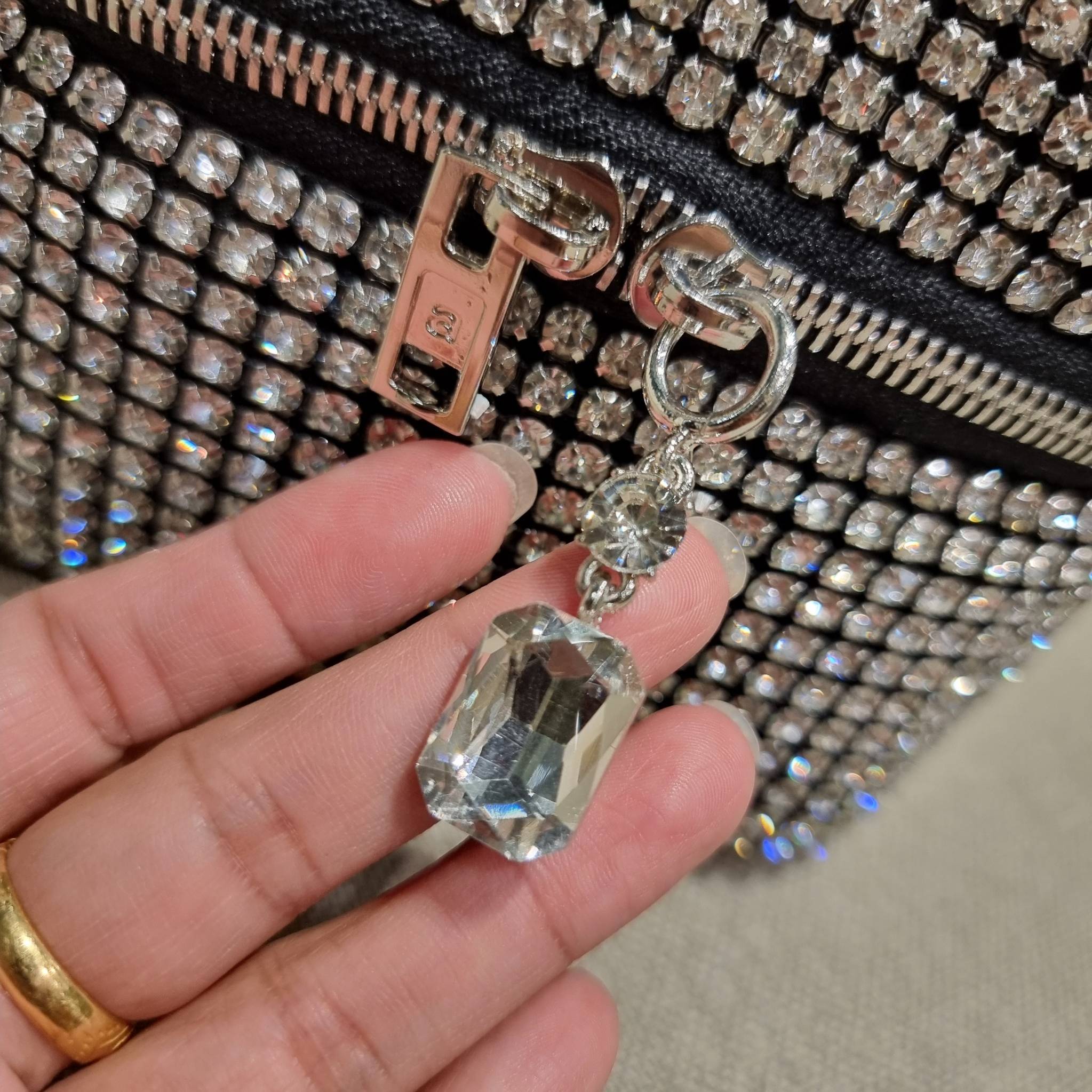 ALEXANDER WANG HEIRESS BOX BAG IN RHINESTONE MESH ใหม่ก่อนใคร กับไอเท็มสุดเอ็กซ์คลูซีฟ วีไอพีจากเคาน์เตอร์ กับกระเป๋าถือ/สะพายทรงกล่องตกแต่งพลอยเทียม หรูหรา โดดเด่น ดูแพง ด้วยการตัดเย็บเรียงร้อยลงบนตาข่ายเนื้อละเอียด ทำให้ดูดีมีราคางดงามมากๆ เปิด-ปิดด้วยซ