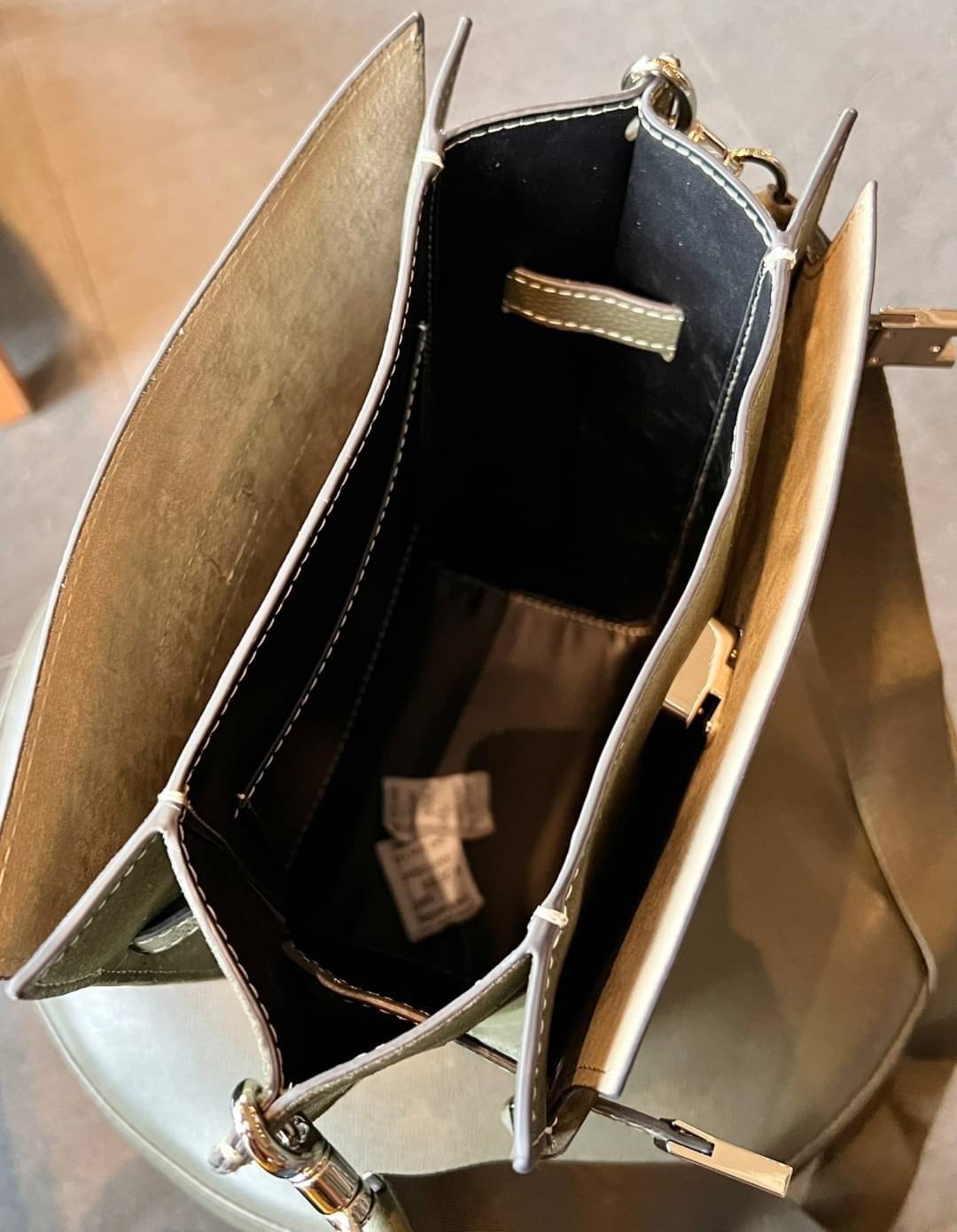 Large TORY BURCH LEE RADZIWILL PEBBIED BAG ((139014)) เป็นรุ่นที่สวย หรู น่าใช้มากๆค่ะ! ลุคหรูดูดีมากๆ กับกระเป๋าสะพายข้างจากTB ใบใหญ่