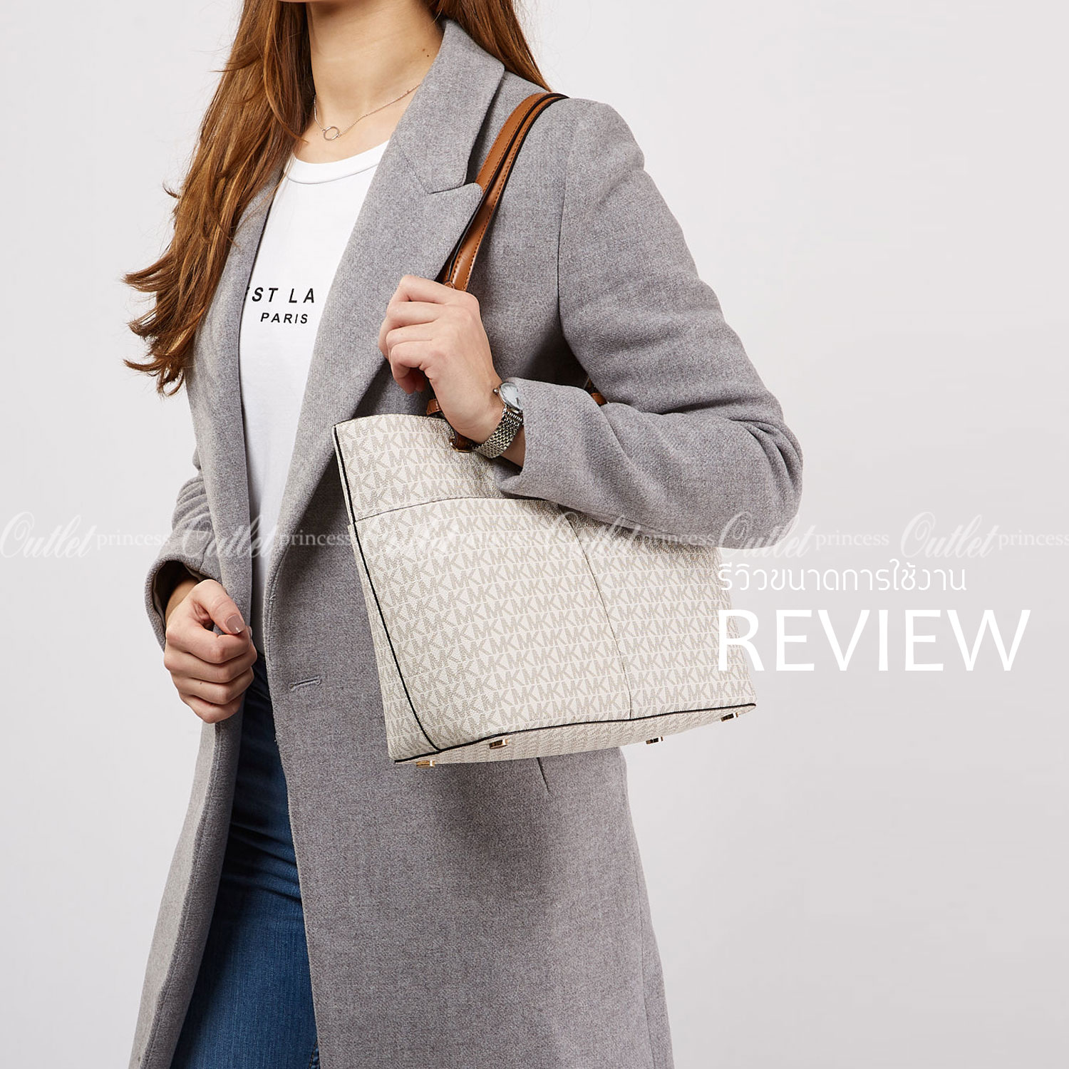 MICHAEL KORS TOTE BAG กระเป๋าสะพายไหล่ทรง Tote ใบใหญ่กำลังดีหนัง Saffiano สวยหรูอยู่ทรง ด้านหน้าประดับโลโก้สีทองสวย และมีช่องใส่2 ช่อง พร้อมอะไหล่ห้อยแบรนด์ ภายในมี 2 ช่องหลัก 1 ช่องซิปกลาง และช่องเล็ก ใส่ของจุกจิก กว้างและจุ ใส่ ipad เอกสาร A4 กระเป๋าสตา