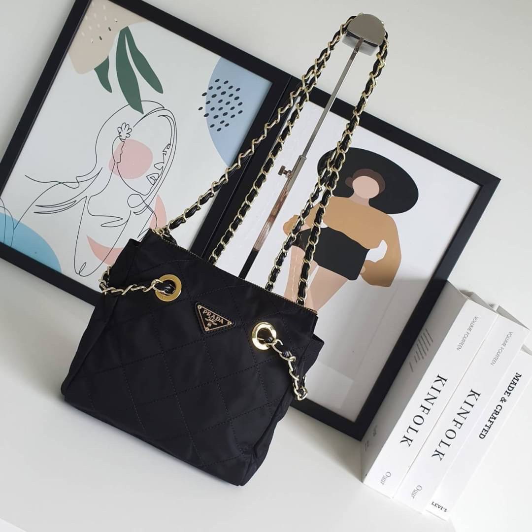 รุ่นใหม่มาแรง จากแบรนด์ Prada วัสดุทำจากผ้าNylon อย่างหนา กันน้ำได้ อะไหล่ทองทั้งใบ