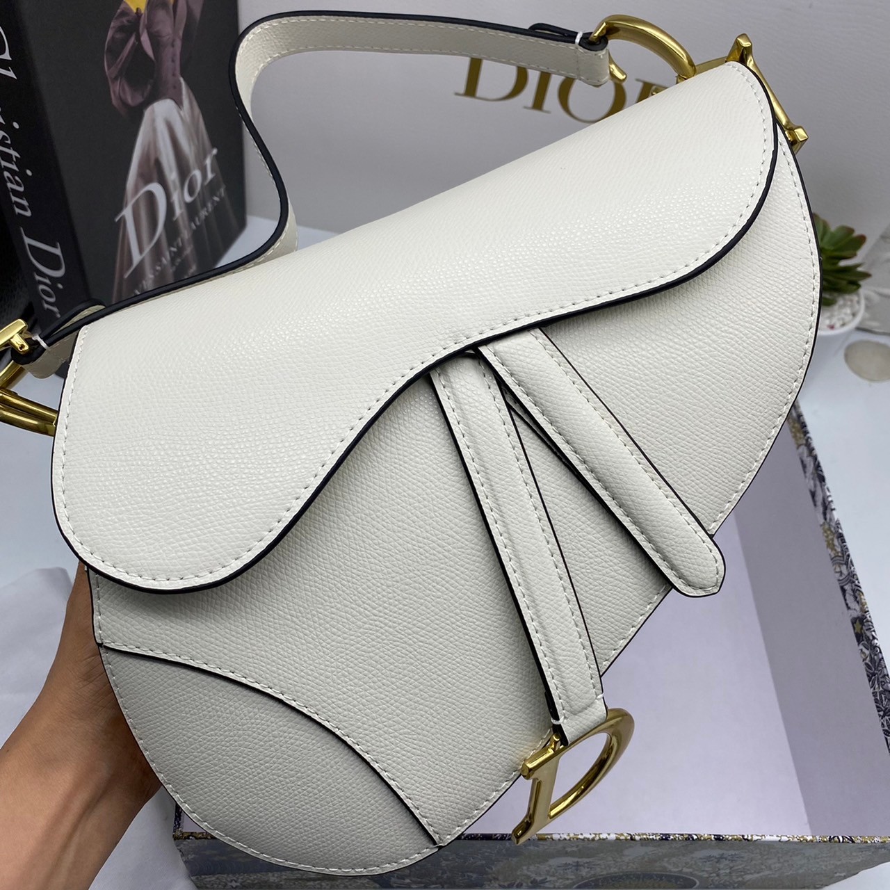 หนังแท้ DIOR SADDLE BAG with strap กระเป๋ารุ่นยอดนิยมตามแบบฉบับแบรนด์ งานออริหนังแท้ทั้งใบ ใช้งานได้ 2 แบบ สะพายยาว CROSSBODY และสายสั้นถือได้เก๋ๆ ลุคนี้คูลสุดๆ เลยค่าา ภาพถ่ายจากสินค้าจริง! สวยมาก พร้อมส่งที่ไทยราคาสุดคุ้ม สาวๆ ห้ามพลาดค่ะ!