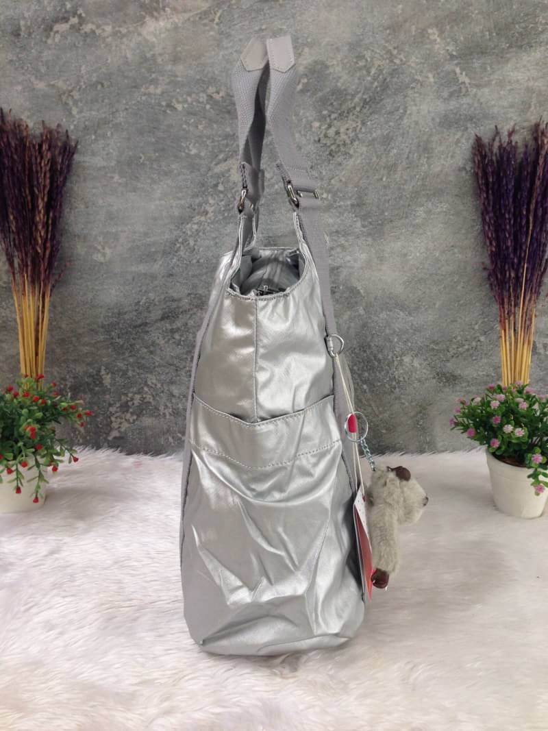 Kipling รุ่น Cicele กระเป๋าสะพายไหล่ใบใหญ่ สวยน่ารัก ตัวกระเป๋าด้านในเป็นช่องโล่งแบบปิดเปิดด้วยซิป มีช่องซิปด้านใน ด้านข้างกระเป๋า มี 2 ช่อง ปิดเปิด ด้วยเทป พร้อมที่ใส่โทรศัพท์ ปากกา และ MP 3 ในส่วนด้านใน และ ด้านข้างกระเป๋า ซ้าย-ขวา เป็นช่องขนาดเล็กสำหรั