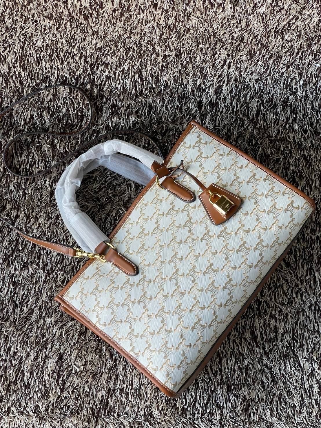 Celine Horizontal Cabas In Triomphe Canvas / Celine tote bag สายชอบพกของเยอะ ต้องหยิบของในกระเป๋าบ่อย รุ่นนี้ก็เป็นอีกตัวเลือกที่น่าสนใจค่ะ เพราะนอกจากจะจุของได้เยอะแล้วดีไซน์ยังเรียบสวยมีกลิ่นอายความวินเทจ อีกทั้งขนาดกระเป๋าใหญ่กำลังดีไม่เกะกะ เคลื่อนไหว