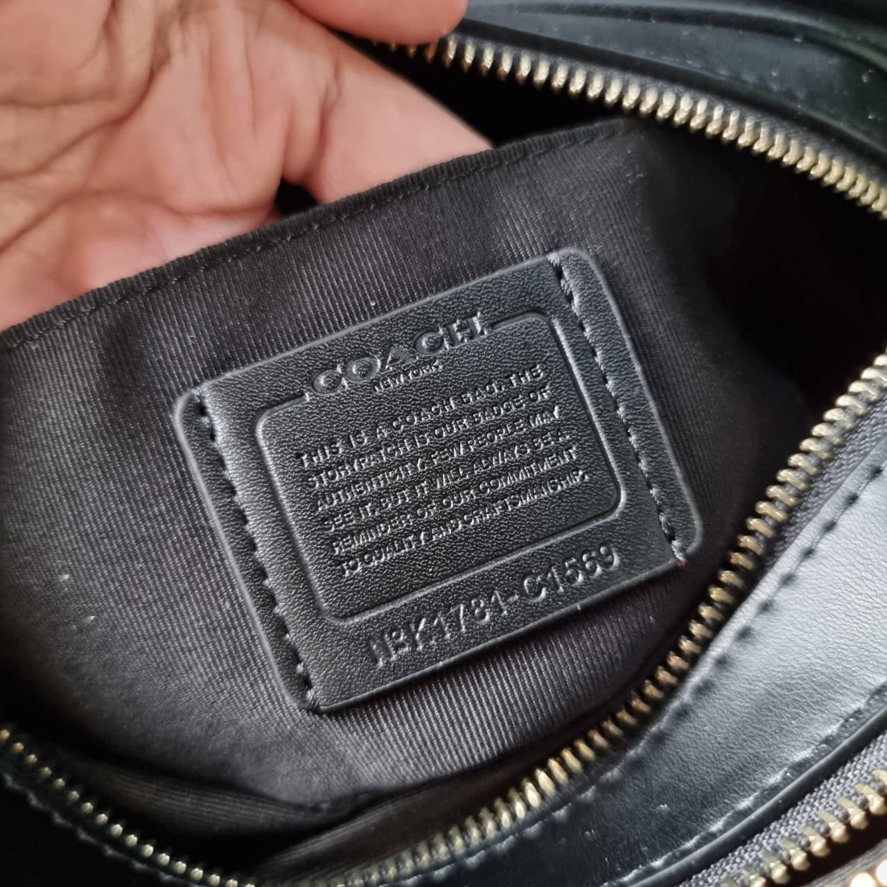 COACH C1569 JES CROSSBODY WITH LINEAR QUILTING ใหม่ล่าสุด!! กระเป๋าสะพายข้าง รุ่น 2 ซิป ใบใหญ่จุใจ ดีไซน์ใหม่ เพิ่มลูกเล่นให้ดูหรูหรายิ่งขึ้น วัสดุหนังสังเคราะห์บุเป็นลายเส้นสวยงาม เปิด-ปิดด้วยซิป 2 ช่องหลัก ใช้งานง่าย ทรงสวยมากๆรุ่นนี้ มาพร้อมสายสะพาย cr