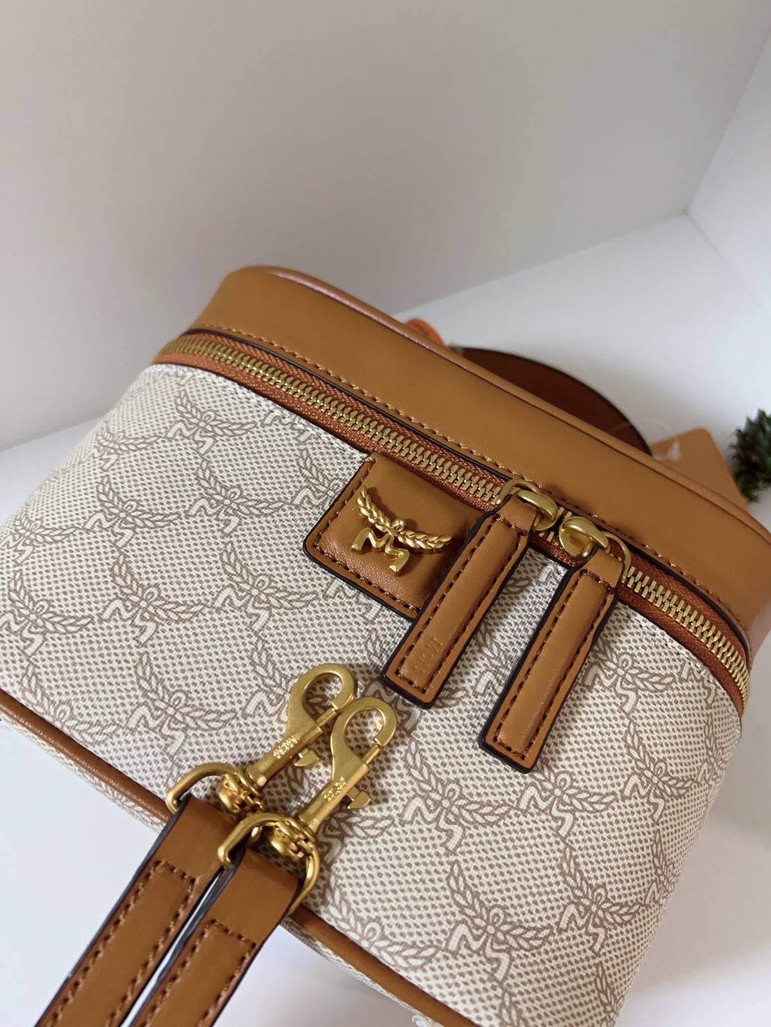 M.C.M HIMMEL VANITY CASE IN LAURETOS กระเป๋าทรงกล่อง มีหูจับด้านบน หนังสวยนุ่มมือ สวยงาม อะไหล่ทอง