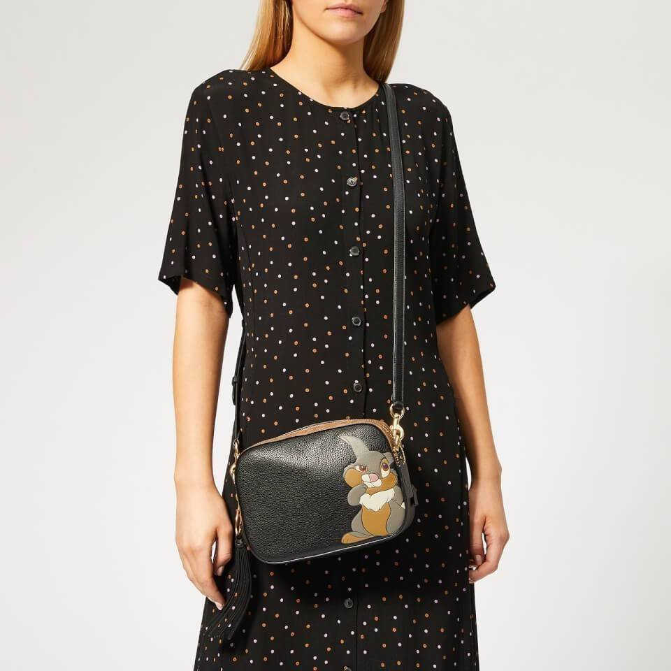 DISNEY X COACH Crossbody Bag 2019 New collection & Limited collection กระเป๋าสะพายขนาดกำลังน่ารัก วางอยู่ทรง วัสดุหนัง ลายตัวการ์ตูน Disney 3 charactors เปิดปิดด้วยซิป ภายในโล่ง ใส่ wallet ยาว มือถือได้ทุกรุ่นมีช่องเล็ก และช่องซิป พร้อมสายสะพายยาว ถอด ปรั