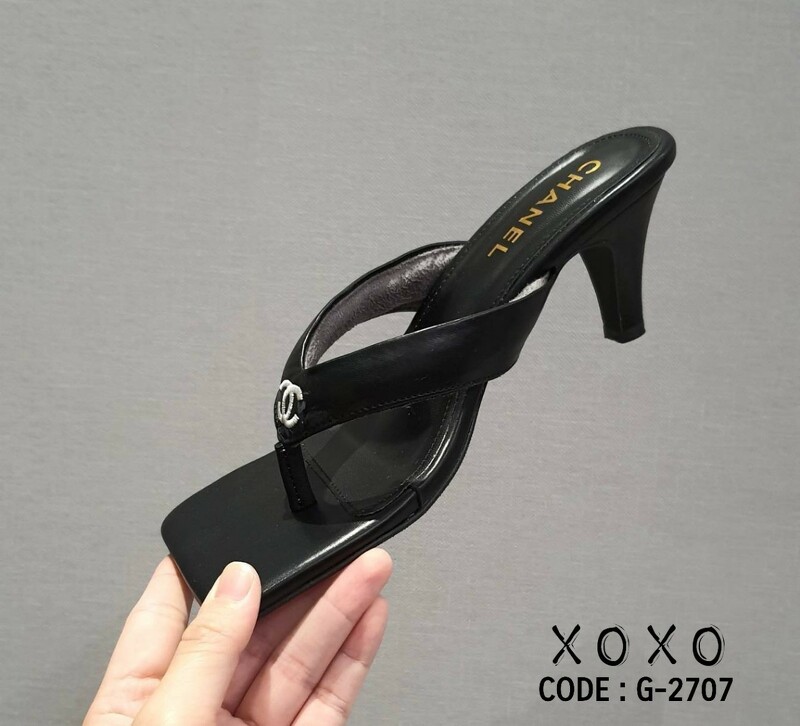 CHANEL งามสวม สวย หรู่ แตะหนีบ นุ่มใส่สบาย ไม่สูงมาก กำลังใส่สบาย ด้านหน้าปัก โลโก้แบรนด์ แมทส์ชุดง่าย น้ำหนักเบา