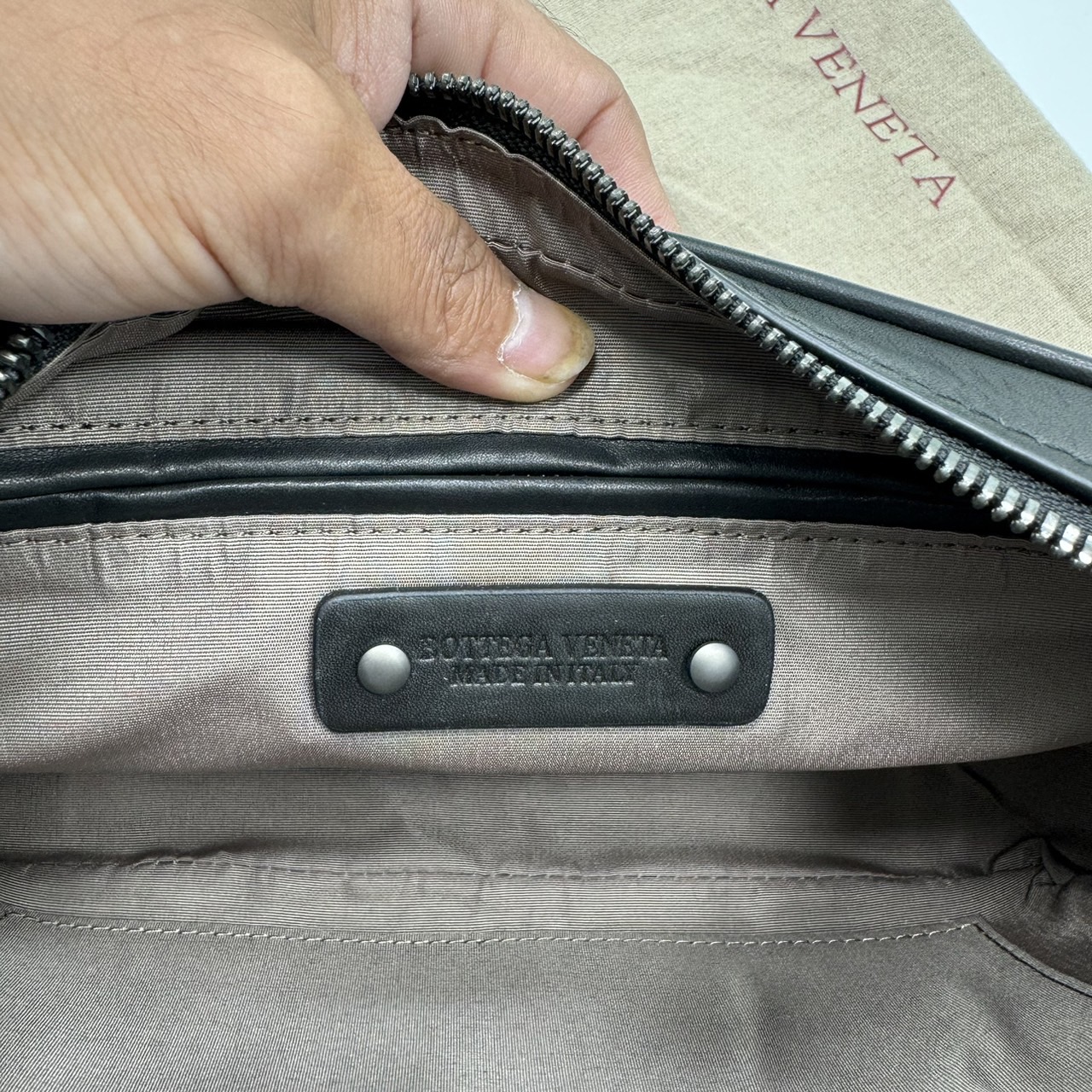 BOTTEGA Clutch Bag / BOTTEGA Intrecciato Pouch With Wristlet กระเป๋าทรงพอช/คลัช มีสายคล้องมือ เท่คลาสสิก ดีไซส์สานเป็นเอกลักษณ์ everyday look เอาใจหนุ่มๆ