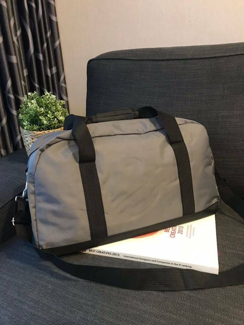 NIKE TRAVEL BAG กระเป๋าเดินทางสะพายสไตล์ Sport ใบใหญ่ วัสดุ NYLON + POLYESTER ด้านหน้าสกรีนโลโก้แบรนด์พร้อมช่องซิปใช้งานง่าย ช่องใหญ่เปิดปิดด้วยซิปคู่ ภายในกว้าง ใส่เสื้อผ้าสำหรับเดินทาง หรืออุปกรณ์เล่นกีฬาและฟิตเนสได้ มาพร้อมสายสะพายปรับได้ฟรีไซส์ ใบใหญ่