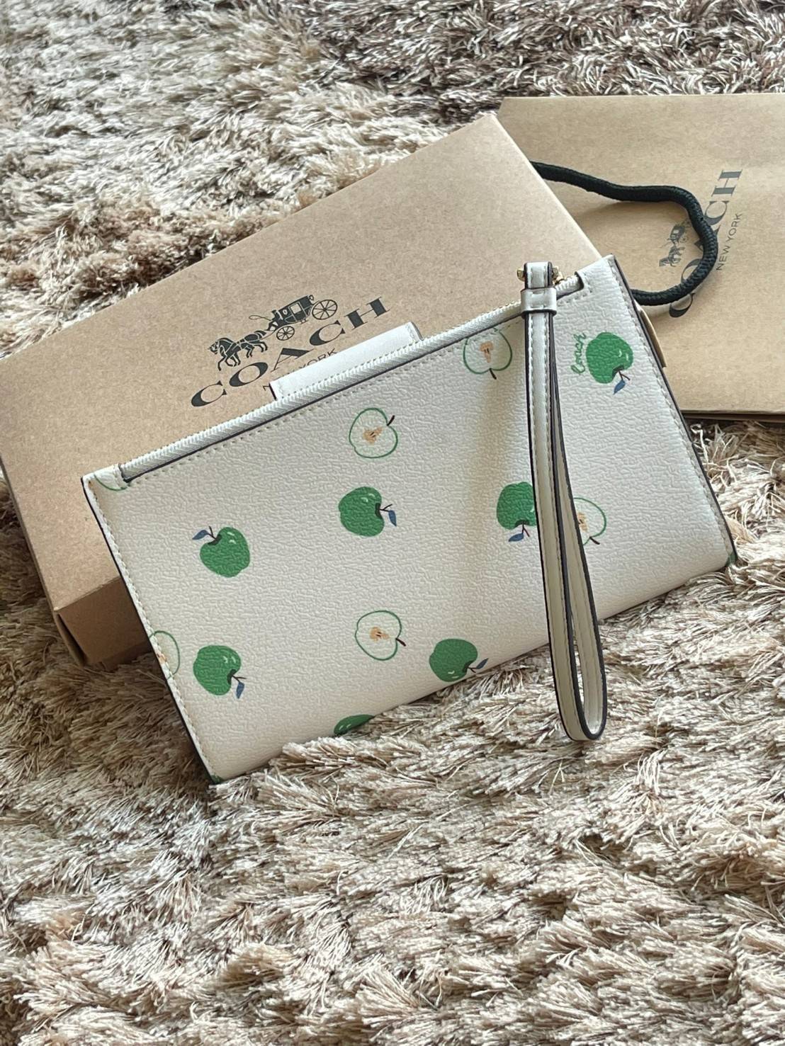 COACH TECH WALLET IN SIGNATURE CANVAS อีกหนึ่ง collection ของกระเป๋าสตางค์ที่ดีไซน์ทันสมัยให้ใช้งานได้แบบครบครัน เป็นกระเป๋าสตางค์ ที่มีช่องสำหรับใส่โทรศัพท์มือถือ ธนบัตร เหรียญ และบัตรต่าง ๆ ใช้งานแบบ2ด้าน เพิ่มความสะดวกสบายด้วยสายคล้องมือ ช่วยให้พกไปไหน