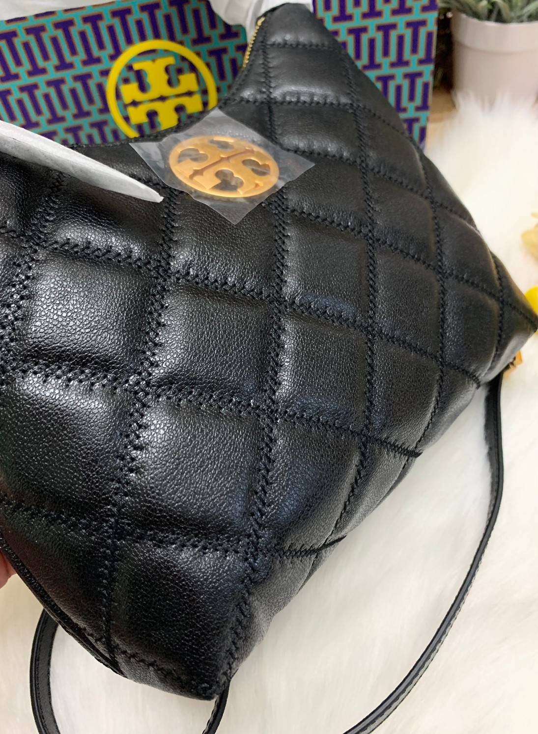 TORY BURCH WILLA MINI HOBO พร้อมส่งที่ไทย น้องน่ารัก กระทัดรัด น่าใช้มากๆเลยค่าา! กระเป๋หิ้วหรือสะพายข้างได้ ทรสวย หนังแท้อย่างดี หนังนิ่มลายนวม สวยมากๆค่ะ เปิดปิดกระเป๋าแบบซิป ภายในโล่งสามารถใส่กระเป๋าเงินใบยาวได้;ของจำเป็นอื่นๆได้พอประมานเลยนะคะ พร้อมช่