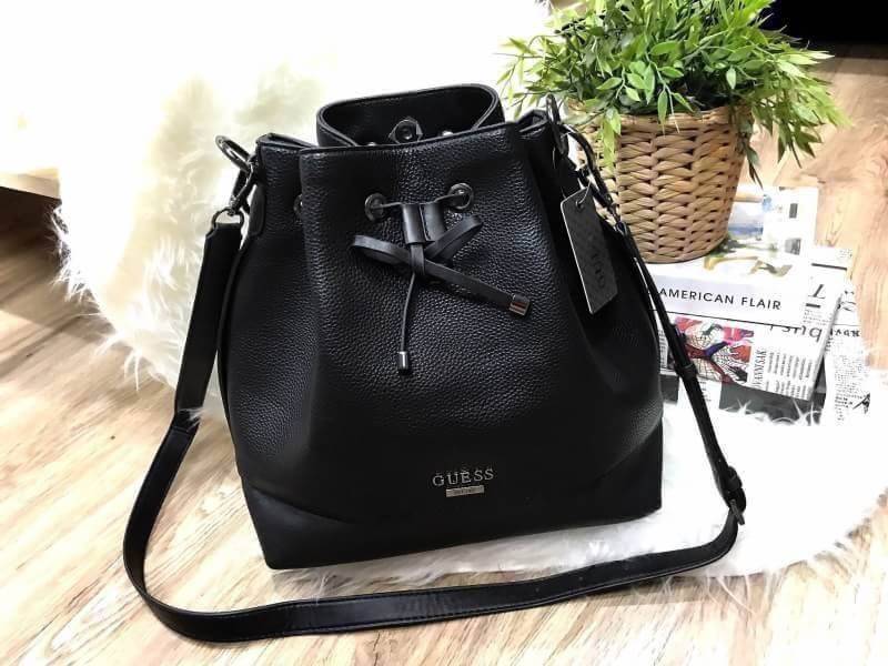 GUESS DRAWSTRING BUCKET BAG WITH STRAP กระเป๋าถือหรือสะพายทรง วัสดุหนังแกะสังเคราะห์ นิ่มสวยอยู่ทรง ด้านหน้าประดับโลโก้ เปิดปิดแบบ Drawstring มาพร้อมสายสะพาย 2 แบบ ทั้งสายสั้น สะพายไหล่และสายยาว crossbody ปรับระดับได้ ภายในกว้างมีช่องซิป และโลโก้ ใส่ ipad