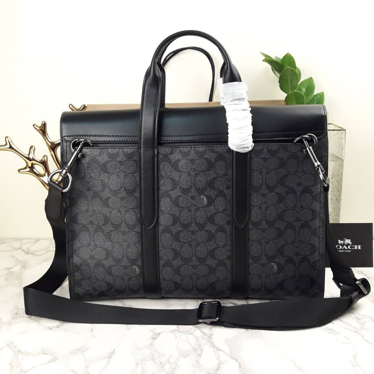 COACH METROPOLITAN PORTFOLIO IN SIGNATURE CANVAS (COACH 39775)🍁 เอาใจสาย smart กับรุ่นยอดฮิต ใช้งานได้ลงตัวสุดๆ ถือว่าเป็นอีกรุ่นที่ถามกันเข้ามาเยอะมากๆ และใช้งานได้ครบฟังก์ชั่นจริงๆ >>วัสดุแคนวาส สลับหนังแท้ หนังคุณภาพมากๆ มีสายสะพายยาว ถอด