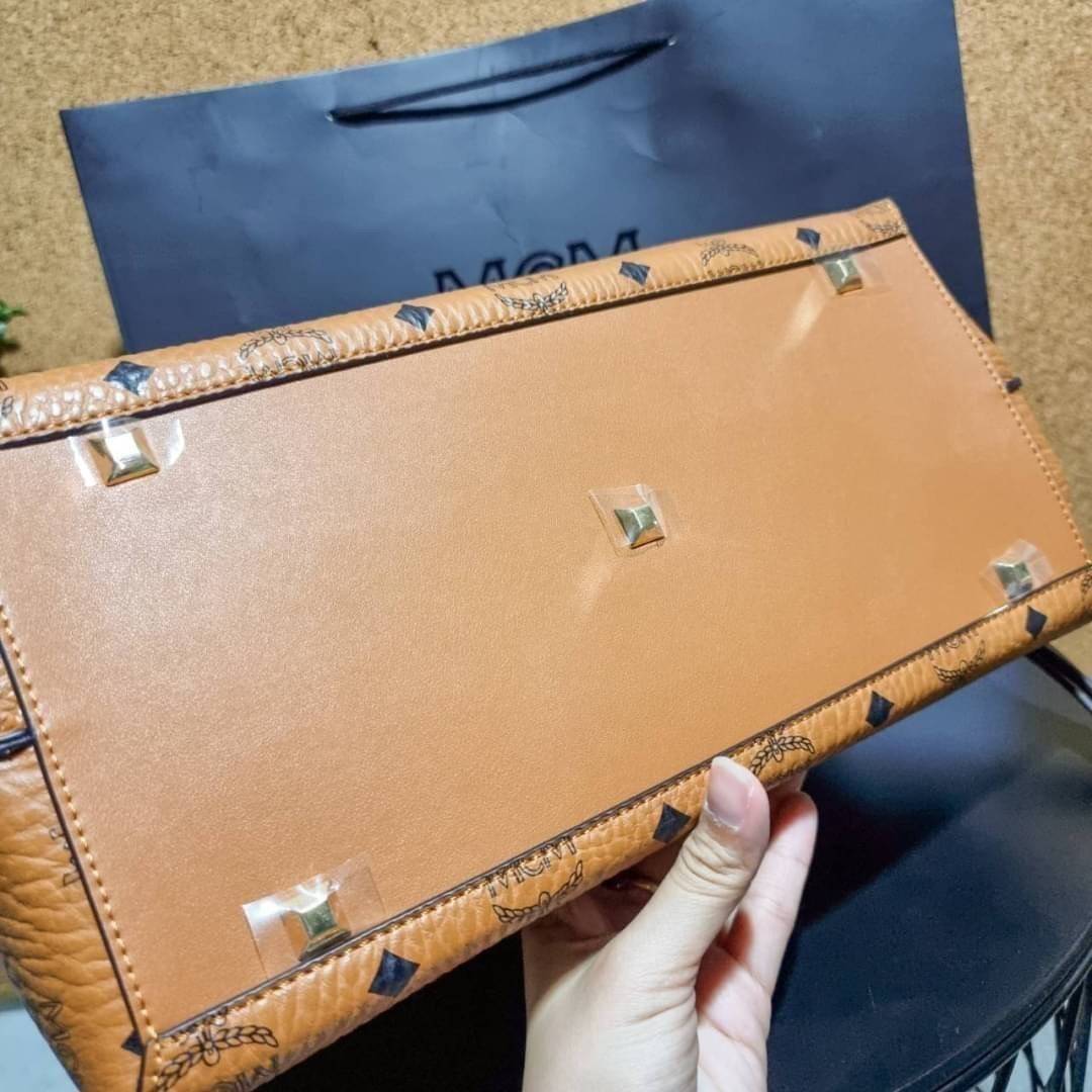 M.C.M ESSENTIAL TOTE IN VISETOS ความจุใจมาพร้อมเสิร์ฟแล้วจ้า ใครที่มองหากระเป๋าทรงโท้ทจุๆ ต้องใบนี้เลย!! กระเป๋าสะพายไหล่/ข้าง ดีไซน์ทรงสวยน่าใช้ วัสดุหนังแคนวาสสลับหนังแท้ ปากกระเป๋ามีตัวบิดล็อคแน่นหนากันของหล่นออกจากกระเป๋า ภายในโล่งกว้าง แบ่งสัดส่วนอย่