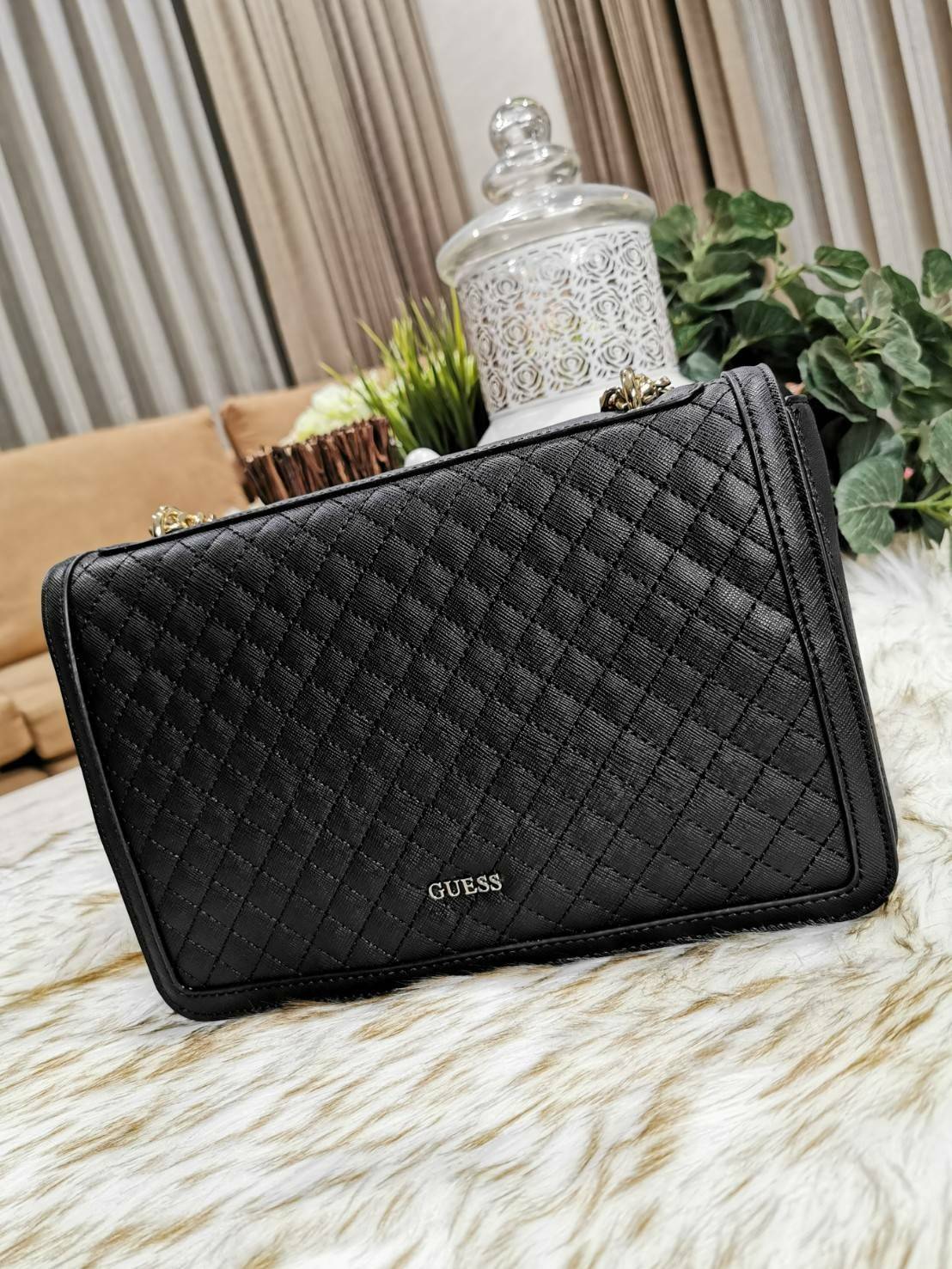 GUESS CROSSBODY BAG กระเป๋าสะพายรุ่นใหม่ล่าสุดทรงเหลี่ยมหนังสวยเดินเส้นลายตารางอยู่ทรงด้านหน้าประดับโลโก้ GUESS อะไหล่ทอง เปิดปิดด้วยฝาปิดกระดุมแม่เหล็ก ภายในมีฌลโก้และช่องซิป กว้างและจุใส่กระเป๋าสตางค์ใบยาว ของจุกจิกได้เยอะ สายสะพายโซ่ตมีที่รองบ่าจะเลื่อ