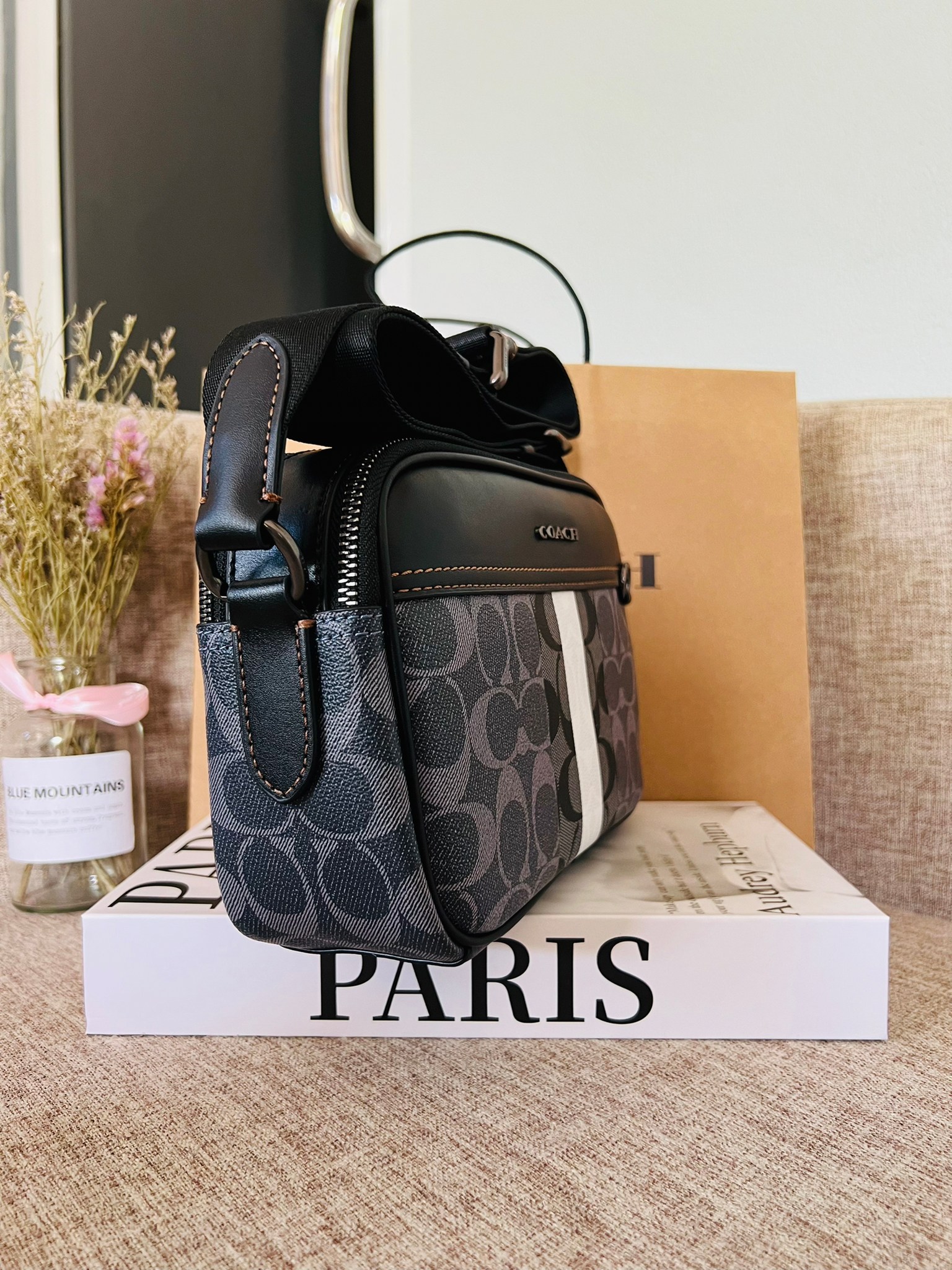 COACH Graham Crossbody In Blocked Signature C9965 กระเป๋าสะพายข้างผู้ชาย กระเป๋าผ้าเคลือบซิกเนเจอร์และหนังอย่างดี ภายในกระเป๋าเอนกประสงค์ ปิดซิปคู่ ซับในผ้า กระเป๋าสลิปด้านนอก สายปรับได้ยาว 25 นิ้ว สำหรับสะพายไหล่หรือสะพายข้าง