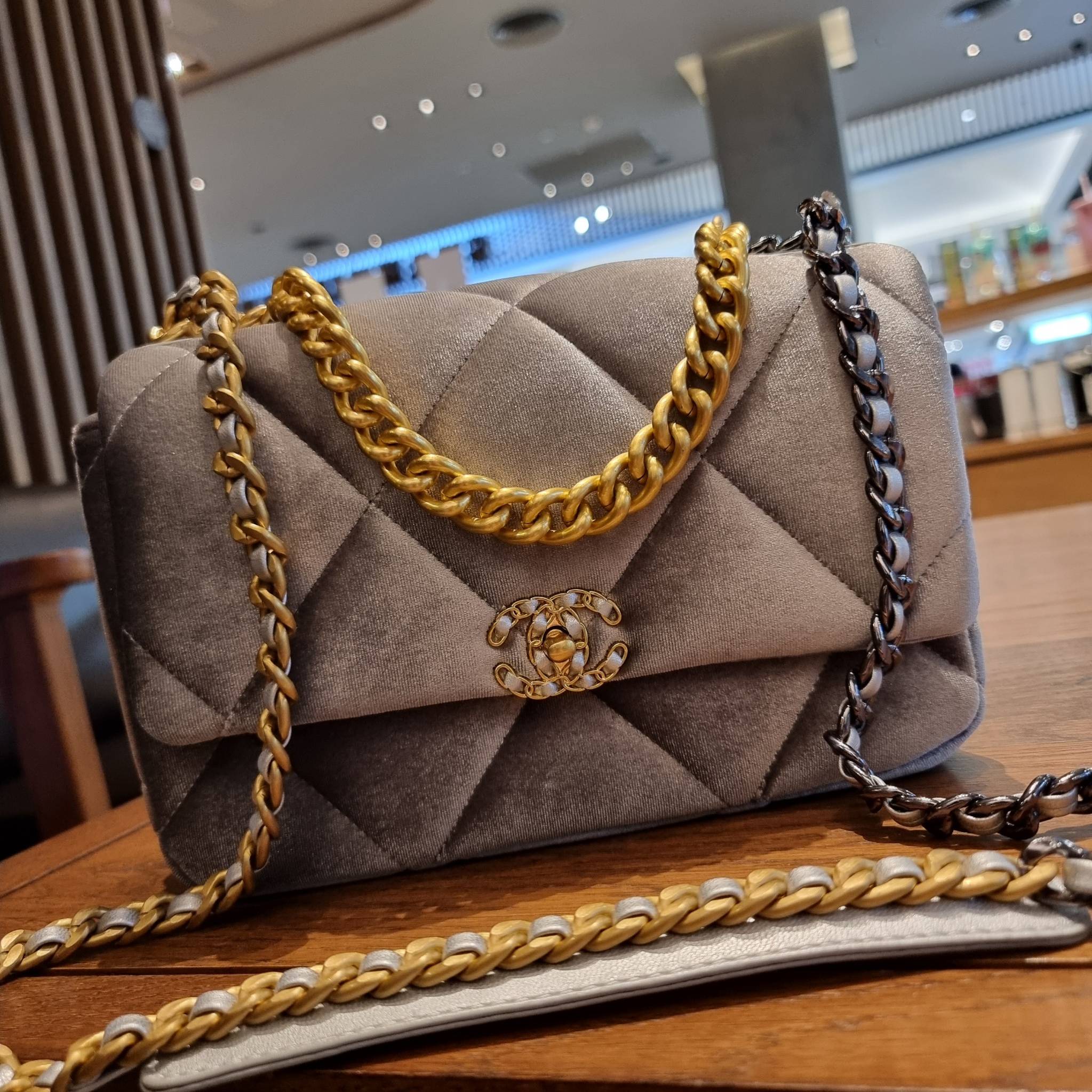 ไม่มองไม่เหลียวไม่ได้แล้ว!! ความหรูที่โดดเด่นจากผ้ากำมะหยี่ สร้างดีเทลผู้ดี ลูกคุณมากๆ Chanel vip boutique กระเป๋าสะพายจาก duty free ในราคาสุดประหยัด!! ดีไซน์เลิศ ตกแต่งด้วยโซ่ทูโทน ลงตัวแบบไม่มีที่ติ เปิด-ปิดด้วยตัวบิดล็อค ภายในโล่งกว้าง ใส่กระเป๋าสตางค์